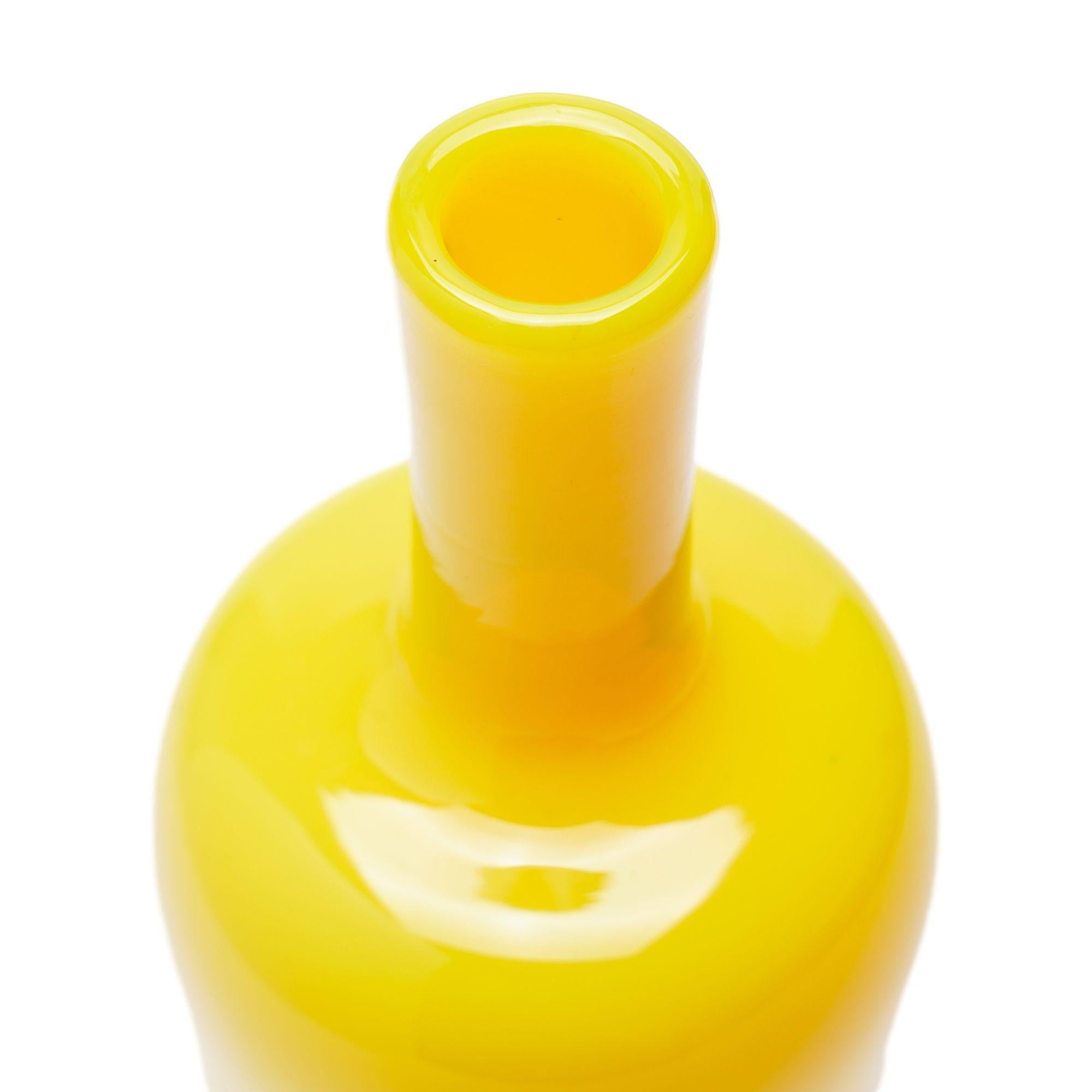 bouteille de bar italienne en verre soufflé jaune cadmium, vers 1950 Bon état - En vente à Kenilworth, IL