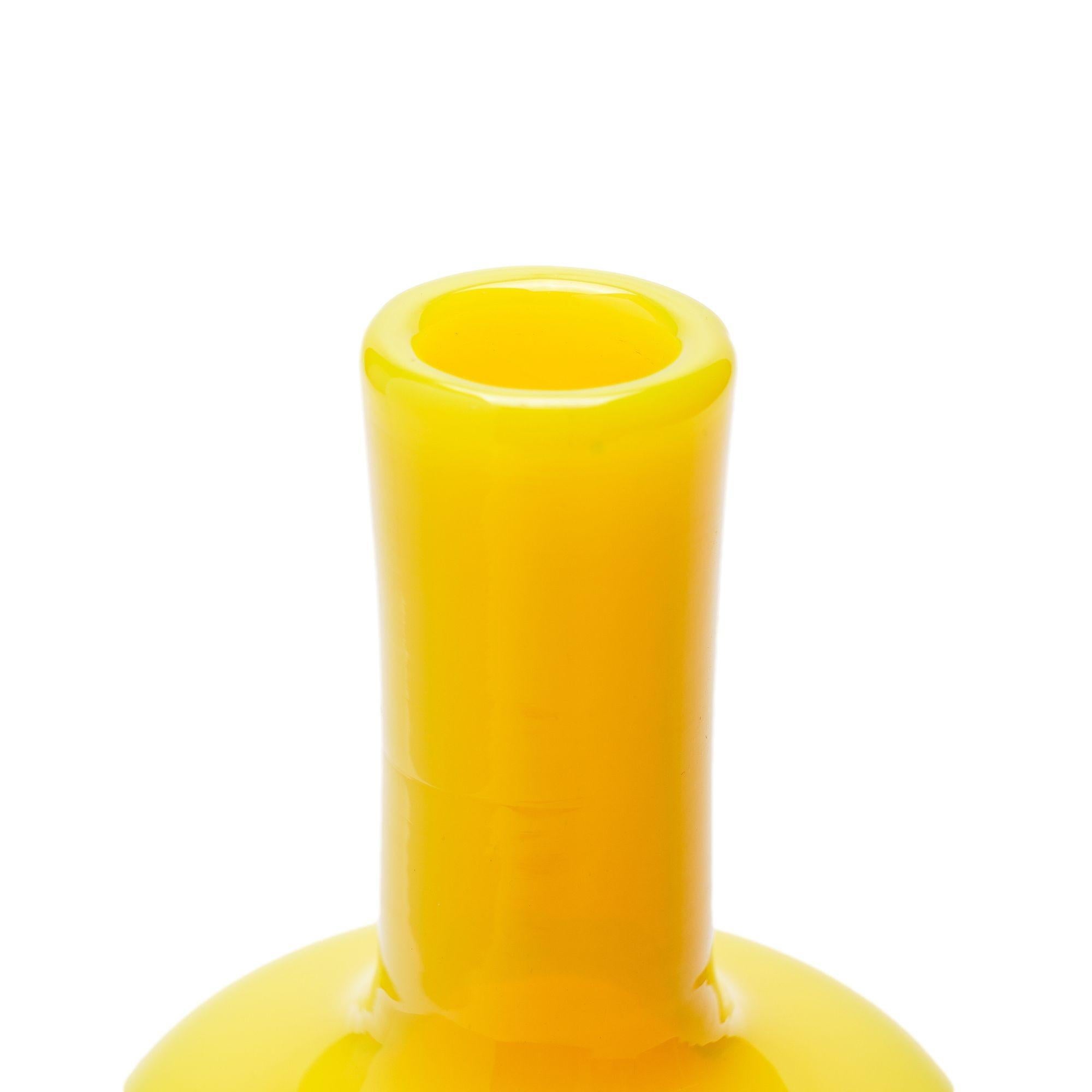 20ième siècle bouteille de bar italienne en verre soufflé jaune cadmium, vers 1950 en vente
