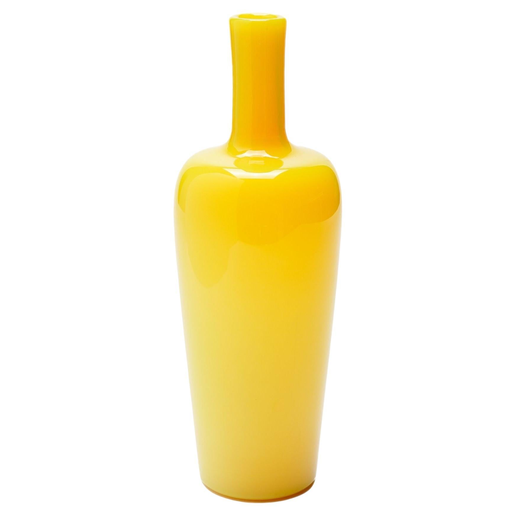 bouteille de bar italienne en verre soufflé jaune cadmium, vers 1950