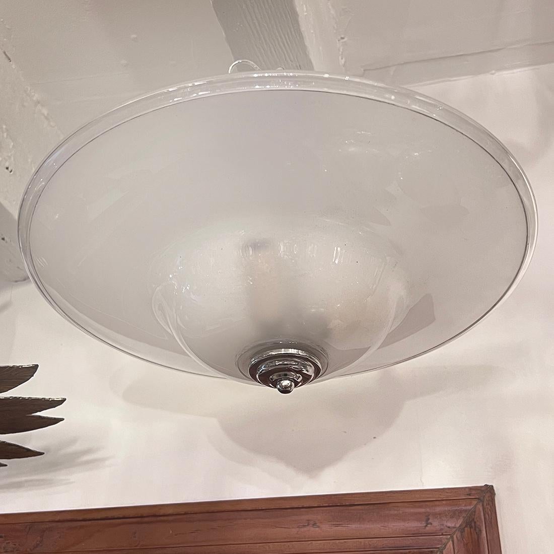 Una lámpara italiana de cristal soplado de la década de 1950 con 3 candelabros interiores.

Medidas:
Altura: 9,75
Diámetro: 15


