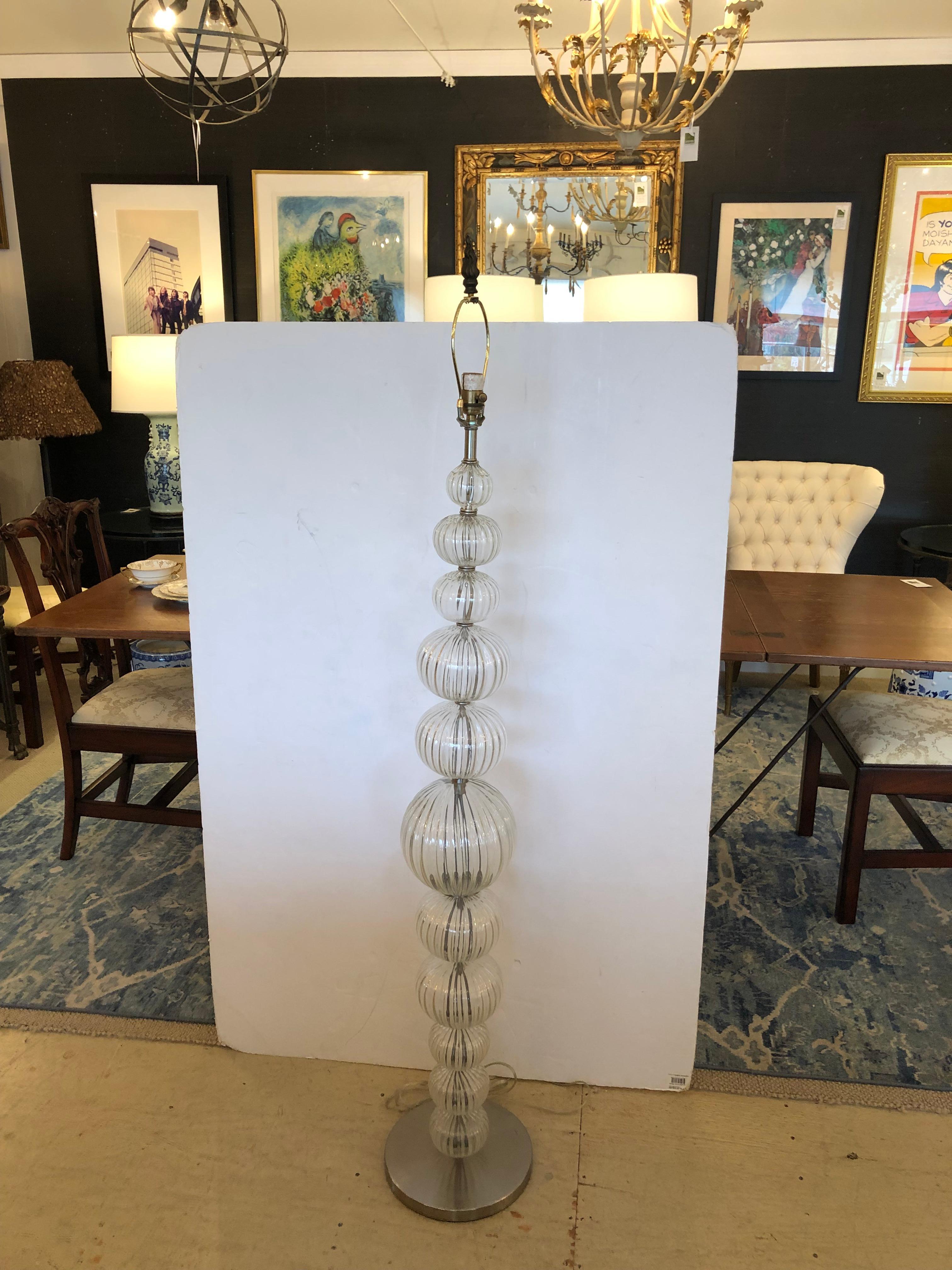 Italienische Stehlampe aus mundgeblasenem Muranoglas mit Glaskugeln im Zustand „Gut“ im Angebot in Hopewell, NJ