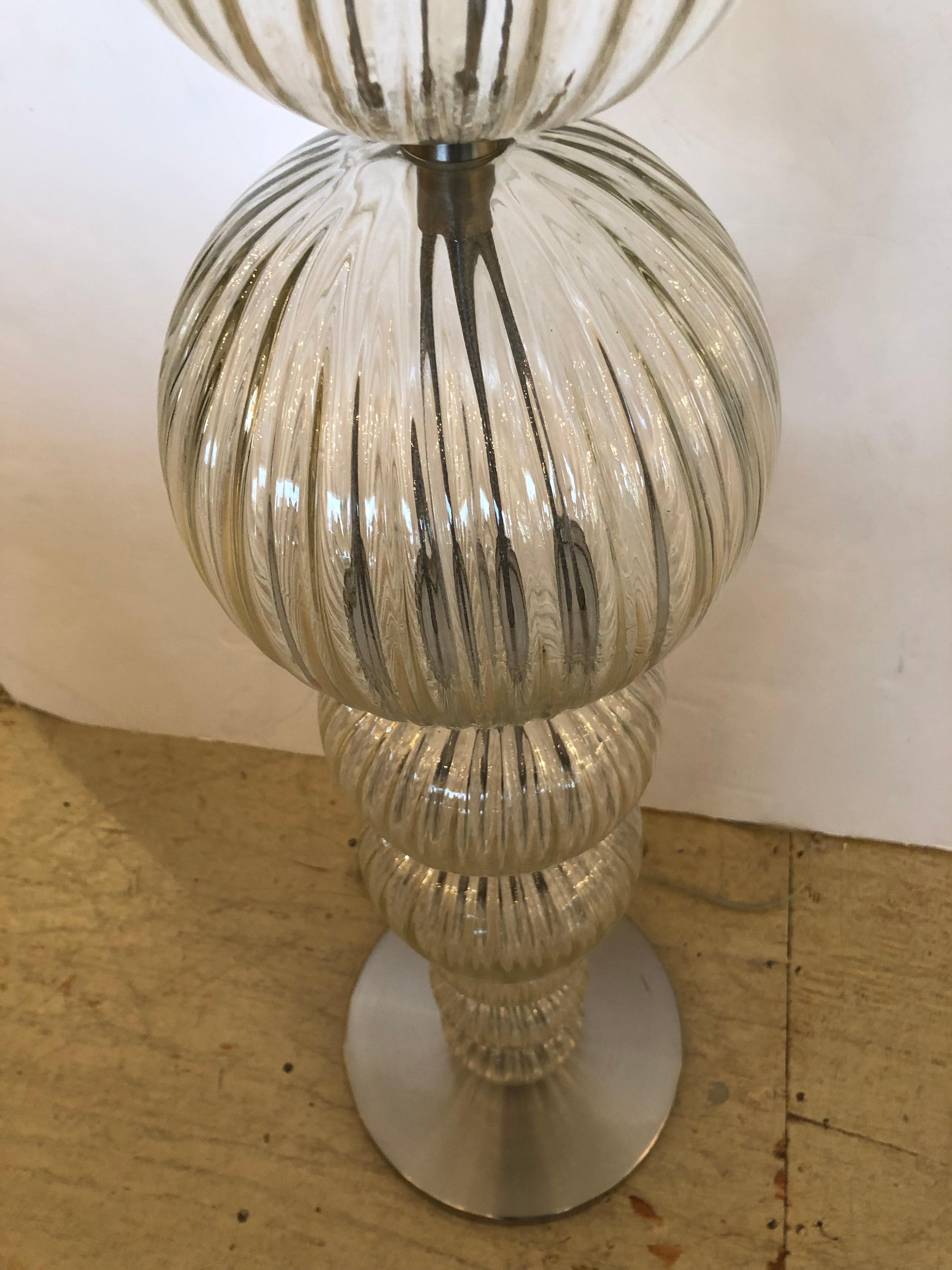 Fin du 20e siècle Lampadaire italien en verre de Murano soufflé avec orbes en verre en vente