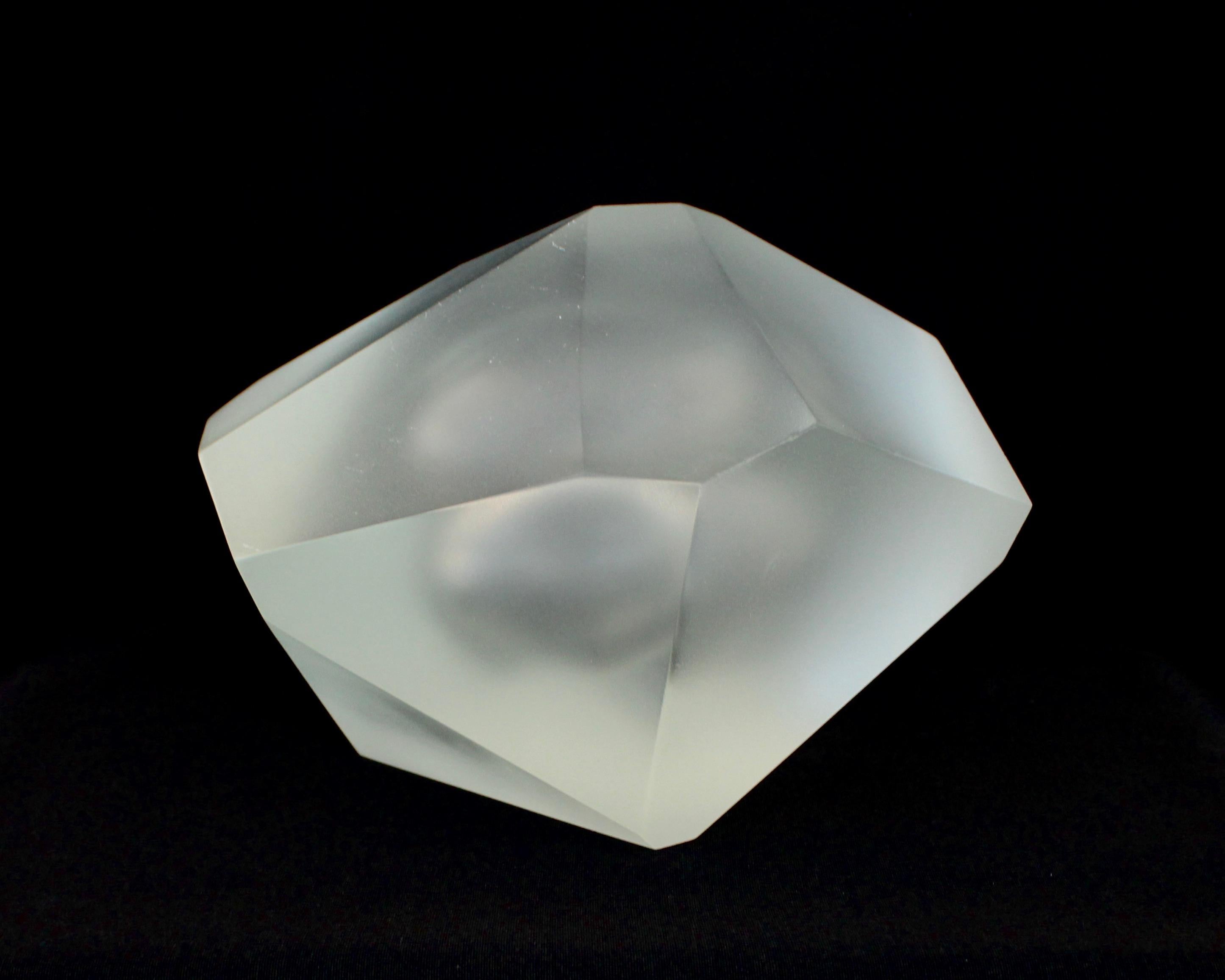 Mundgeblasenes skulpturales Objekt des italienischen Künstlers Massimo Micheluzzi, das mit der Battuto-Technik (Schneiden und Schleifen) eine matte Oberfläche erhält. Geboren 1957 in Venedig. Er studierte Kunstgeschichte an der Universität