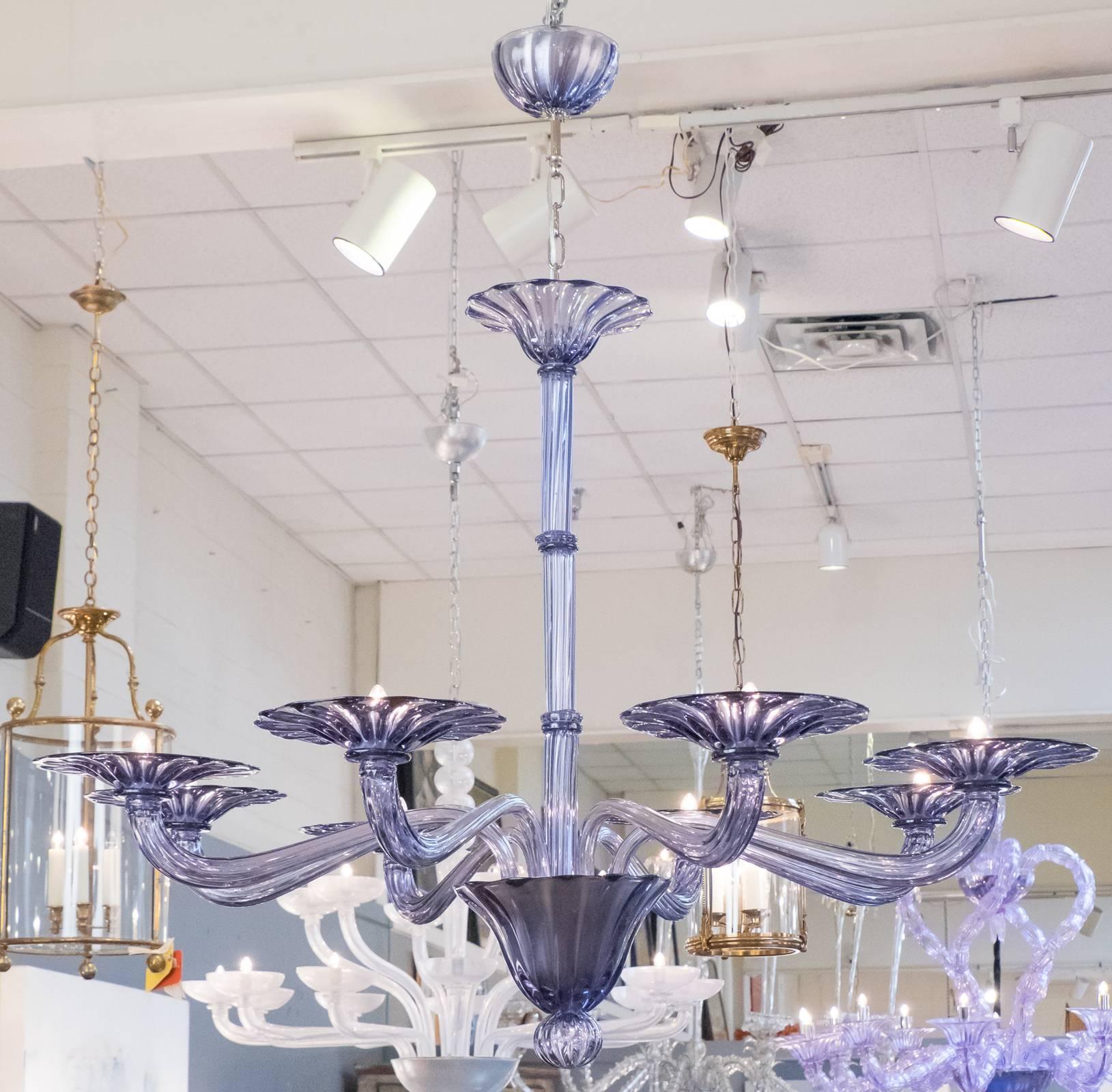 Sumptuous handblown Murano glass chandelier in light purple with eight branches, the perfect combination of Classic craftsmanship and modernity.
The height including the chain and second canopy is 49.25