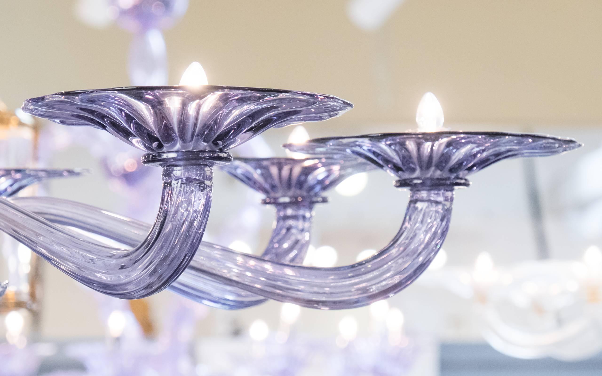 Italienischer Murano-Kronleuchter aus mundgeblasenem Glas „Viola“ (Geblasenes Glas) im Angebot