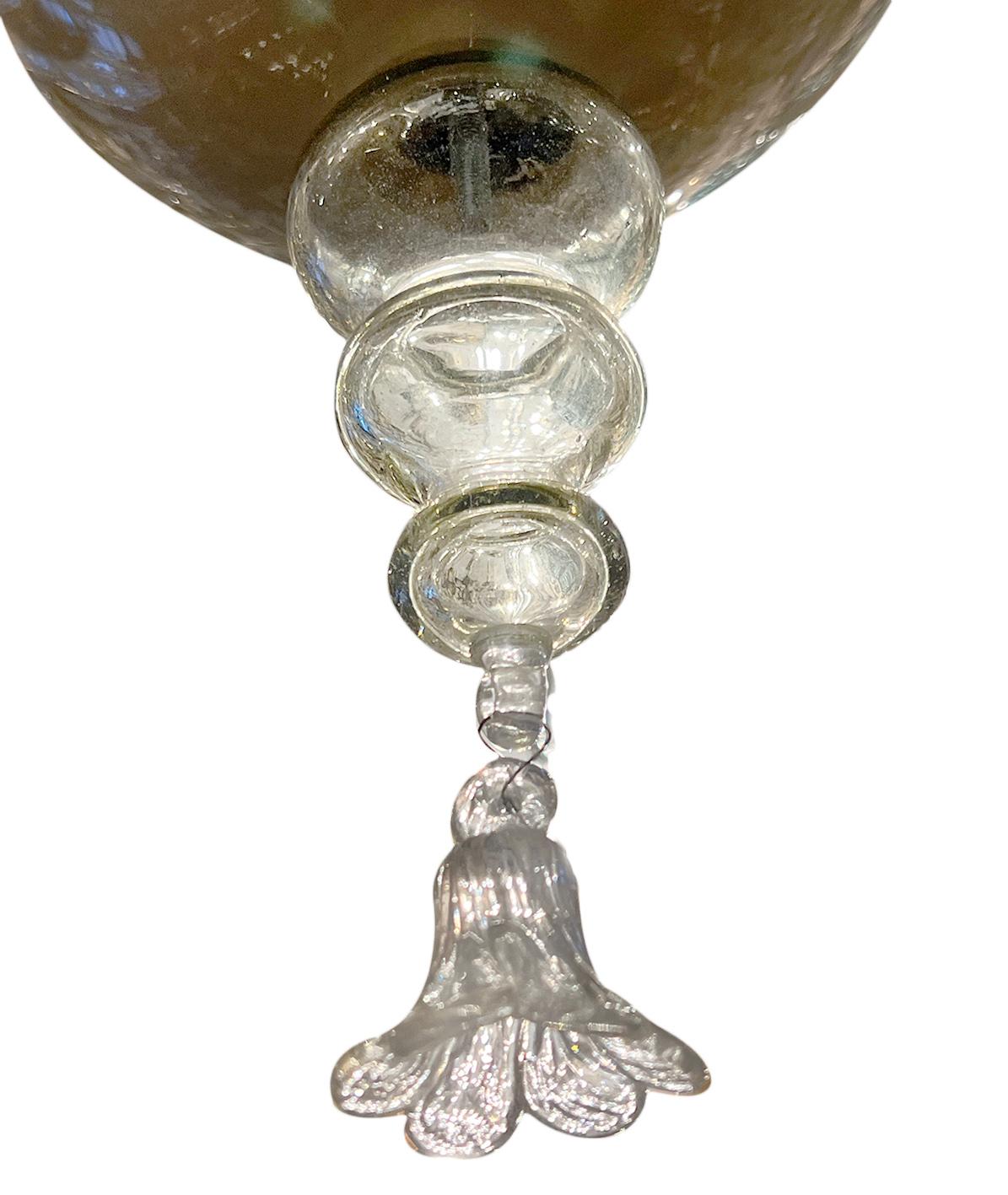 Un lampadario italiano di Murano degli anni '60 in tonalità chiare e opaline.

Misure:
Altezza: 35