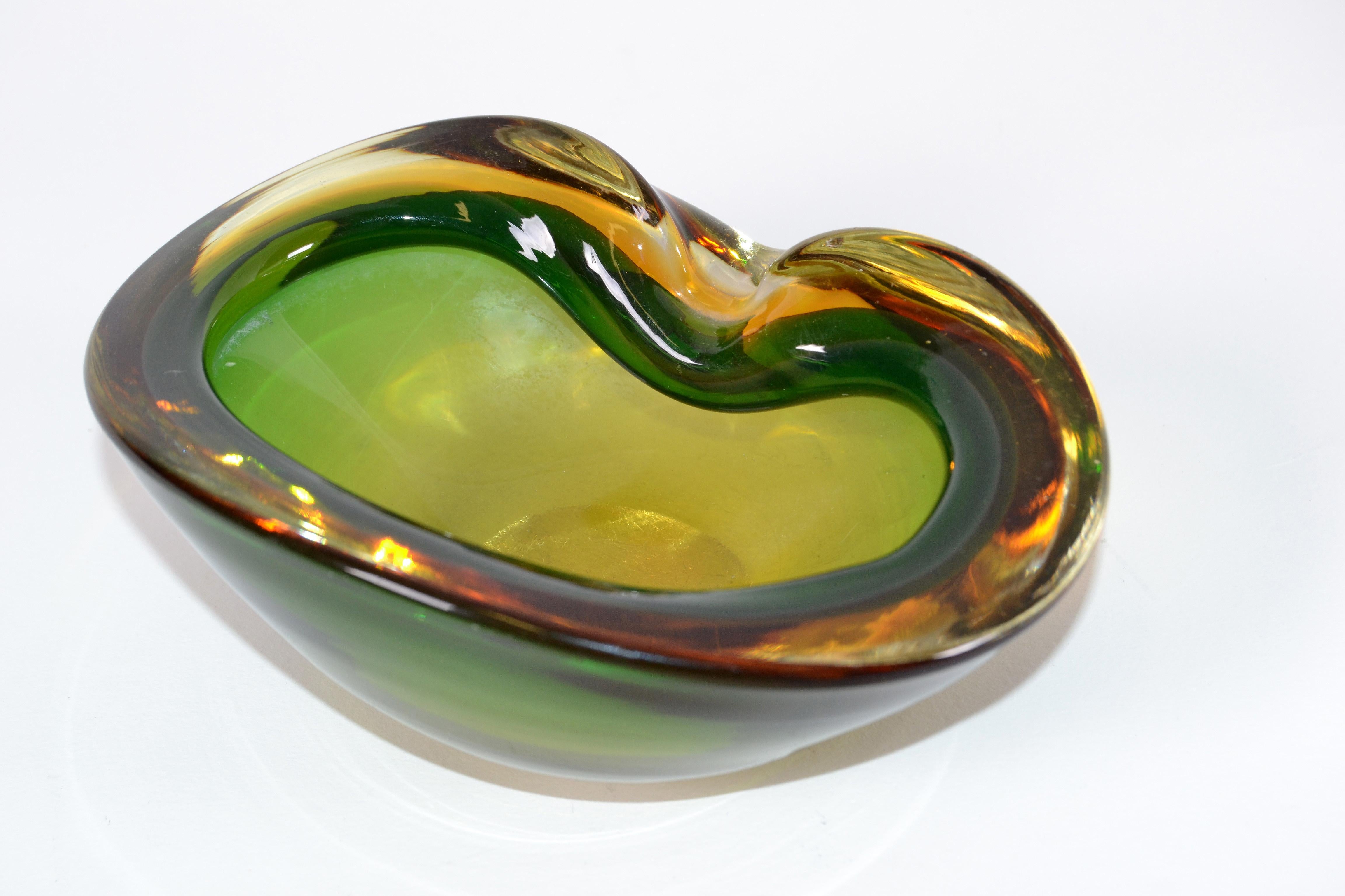 Italian Mid-Century Modern green and amber glass bowl, catchall or ashtray that is in oval form.
Made in the late 20th century.
Simply beautiful.
