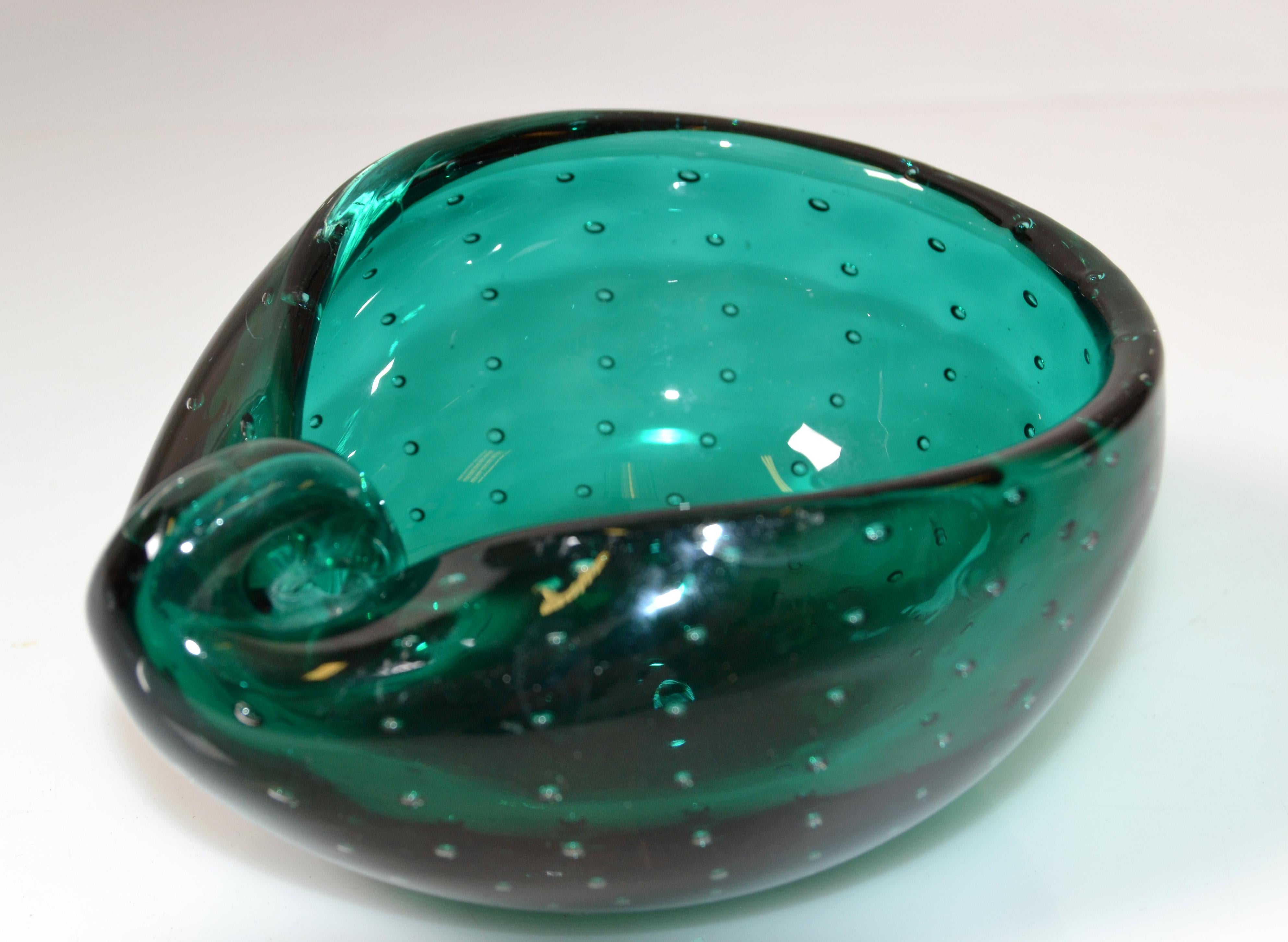 Bol, attrape-cigarette ou cendrier en verre bulle vert de forme ovale, de style italien moderne du milieu du siècle.
Fabriqué à la fin du 20e siècle.
Tout simplement magnifique.