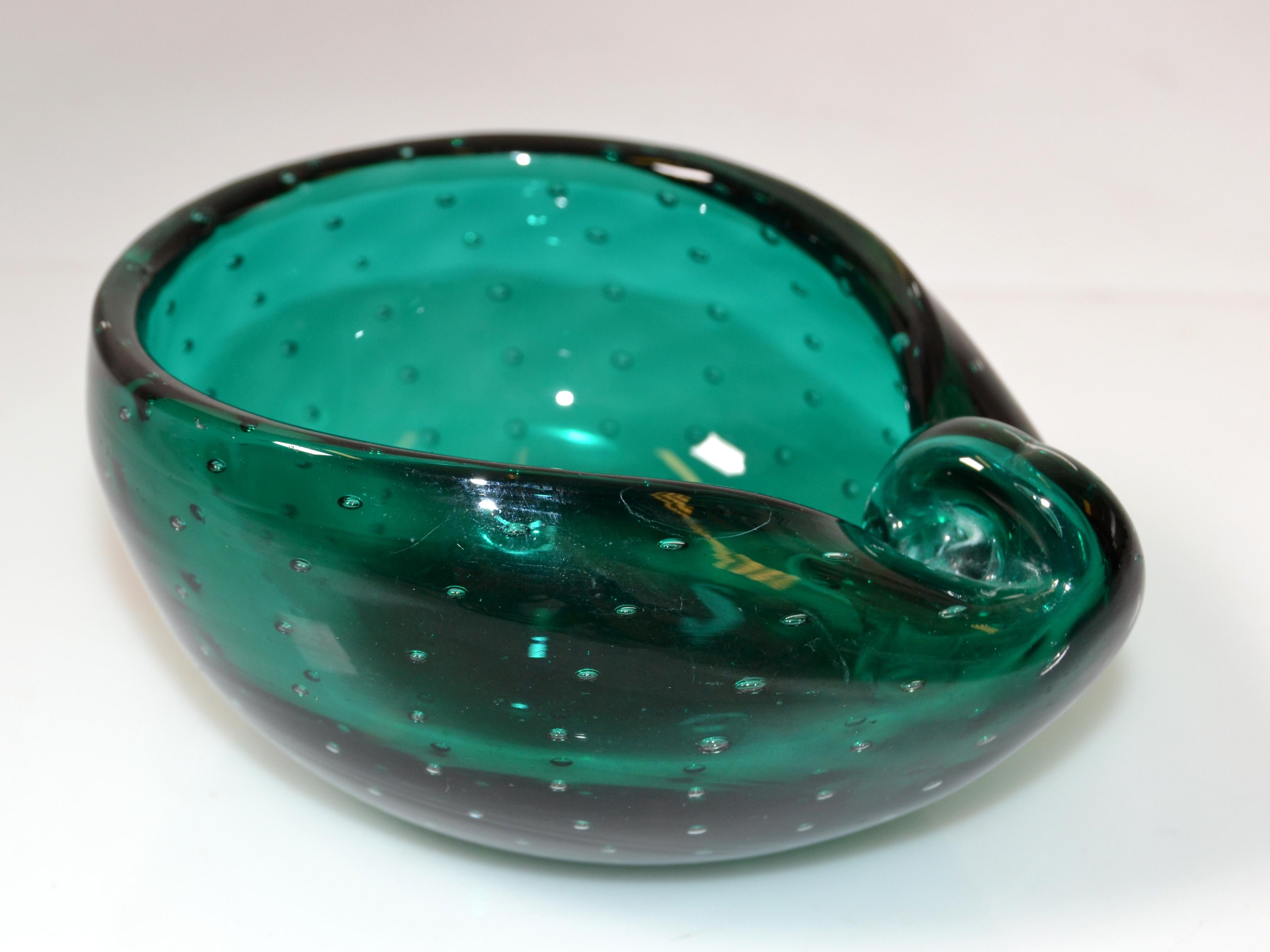 Mid-Century Modern Catchall, bol et cendrier de forme ovale en verre de Murano soufflé italien à bulles vertes en vente