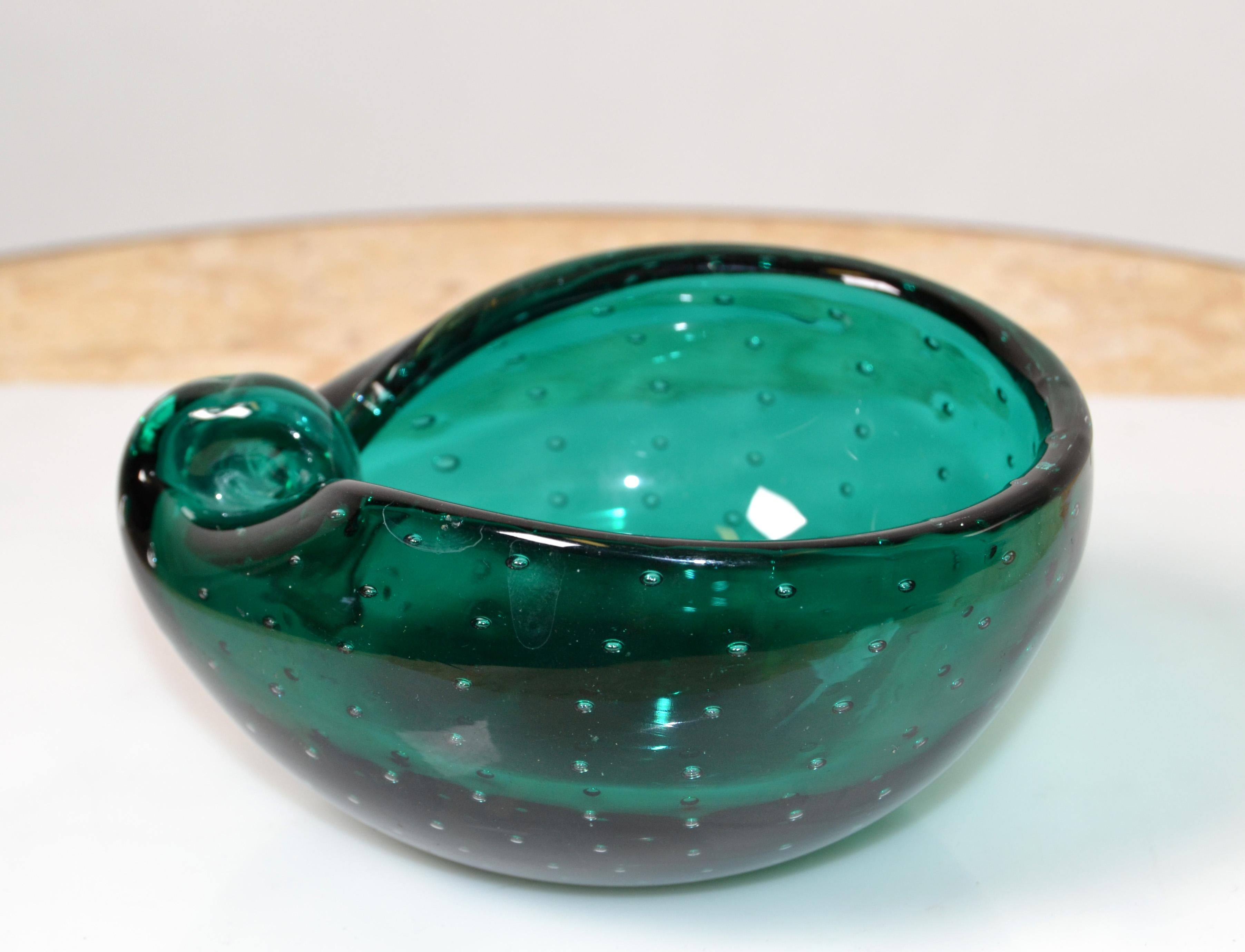 Fait main Catchall, bol et cendrier de forme ovale en verre de Murano soufflé italien à bulles vertes en vente