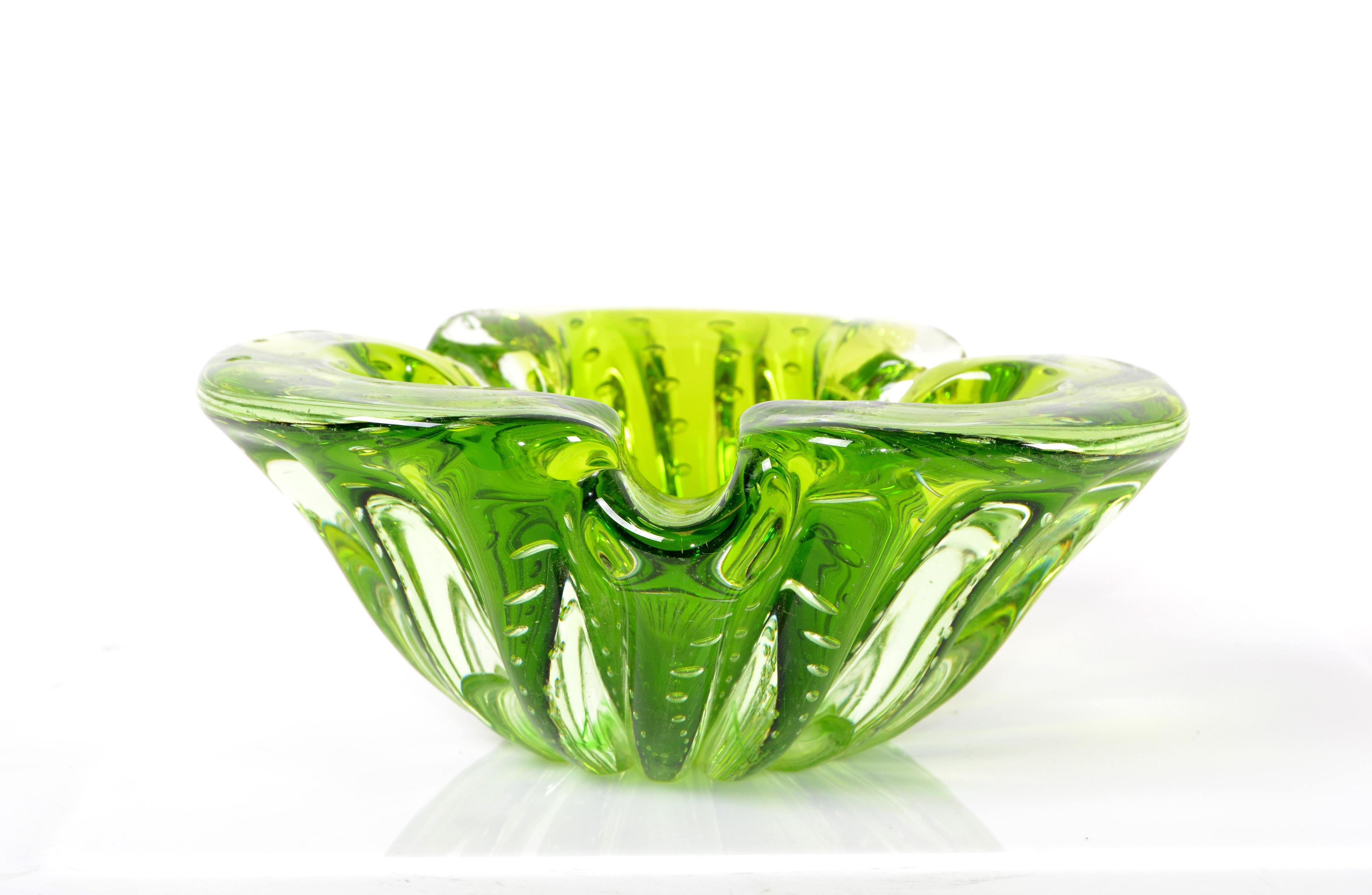 Italian Mid-Century Modern neon green blown art glass bowl, catchall or ashtray with controlled bubble.
Made in the late 20th century.
Simply beautiful.