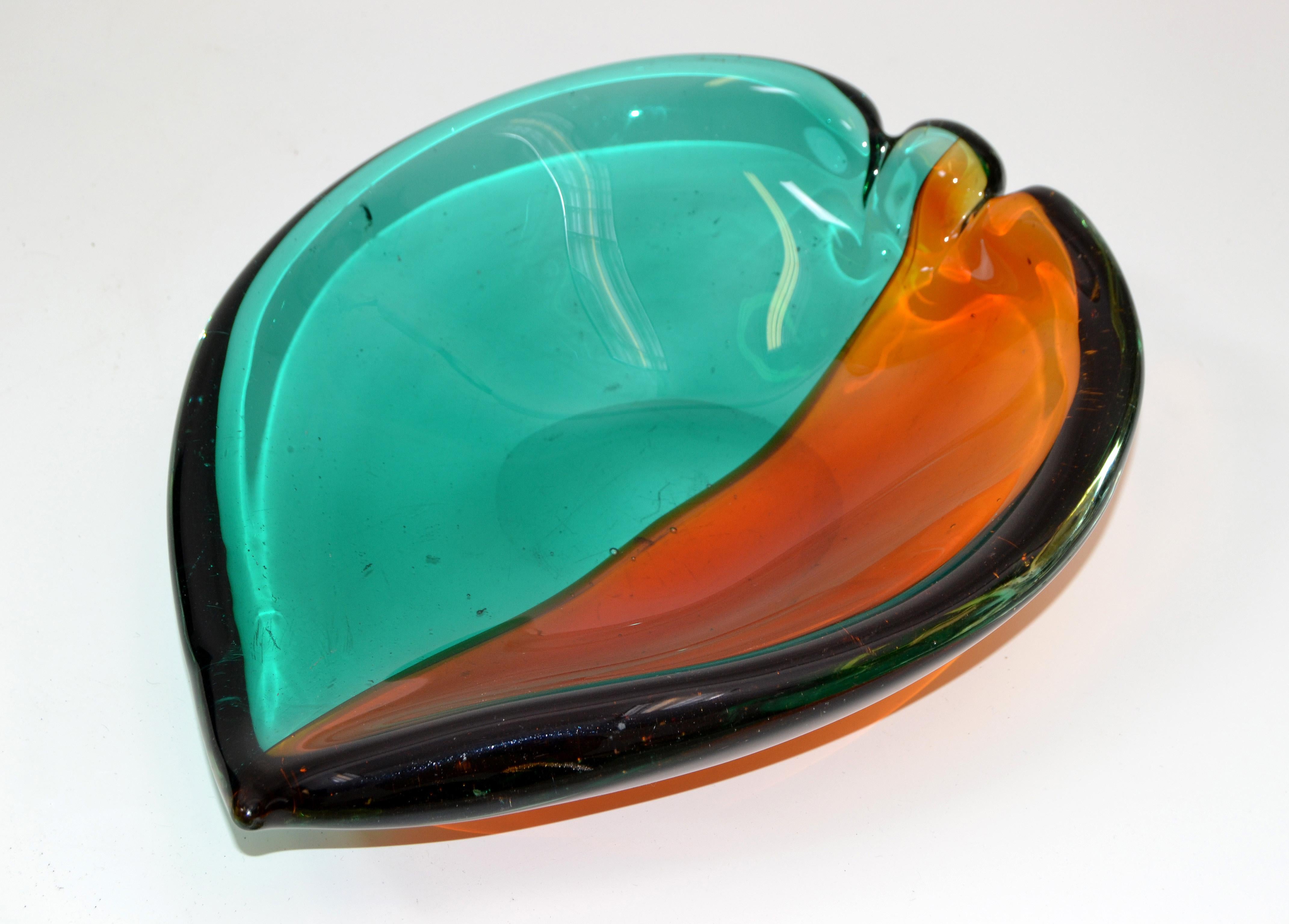 Italian Mid-Century Modern green and orange blown art glass bowl, catchall or centerpiece.
Made in the late 20th century.
Simply beautiful and rare.