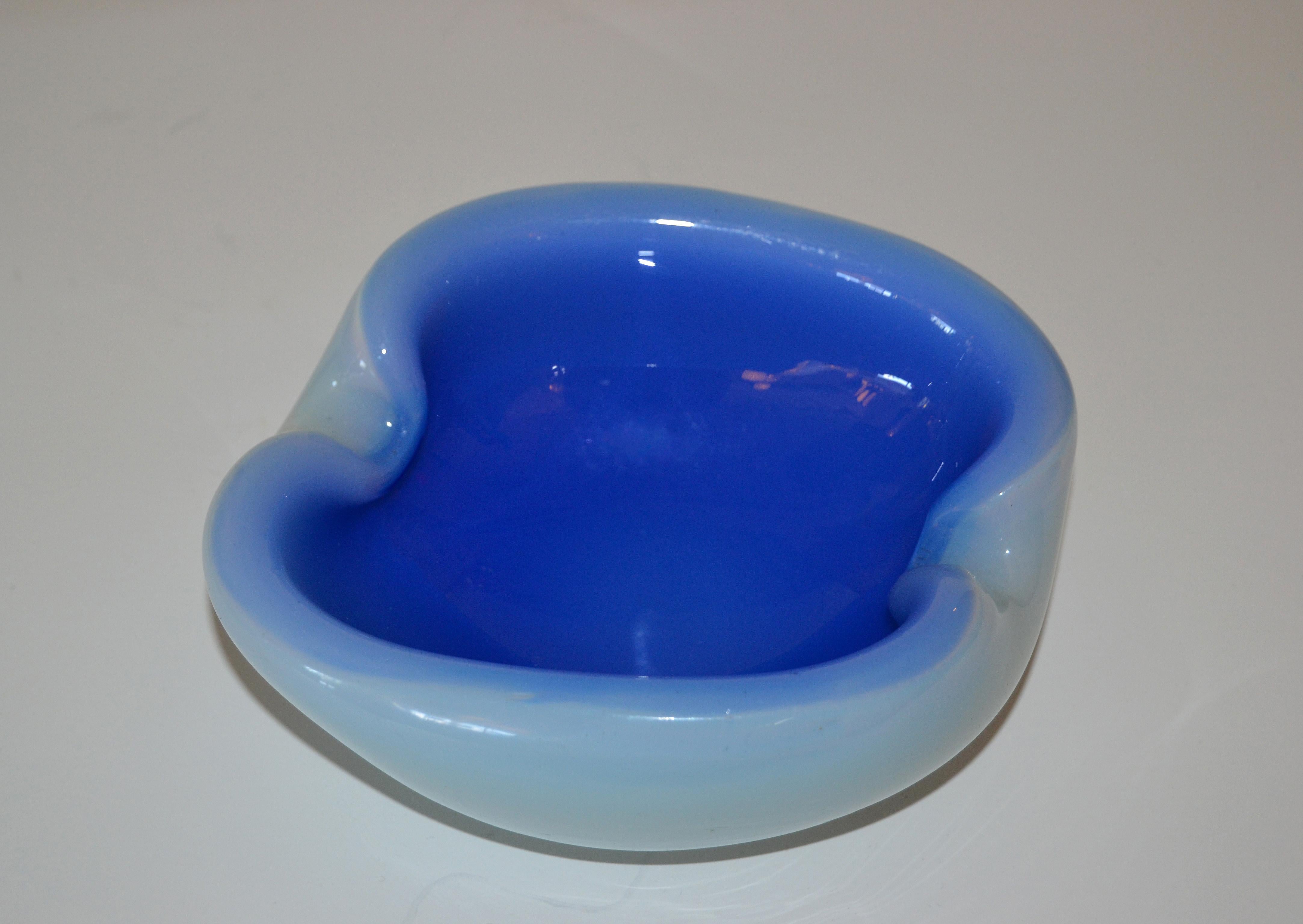 Italian Blown Murano Glass Two-Color Blue Round Shaped Catchall Bowl In Good Condition For Sale In Miami, FL