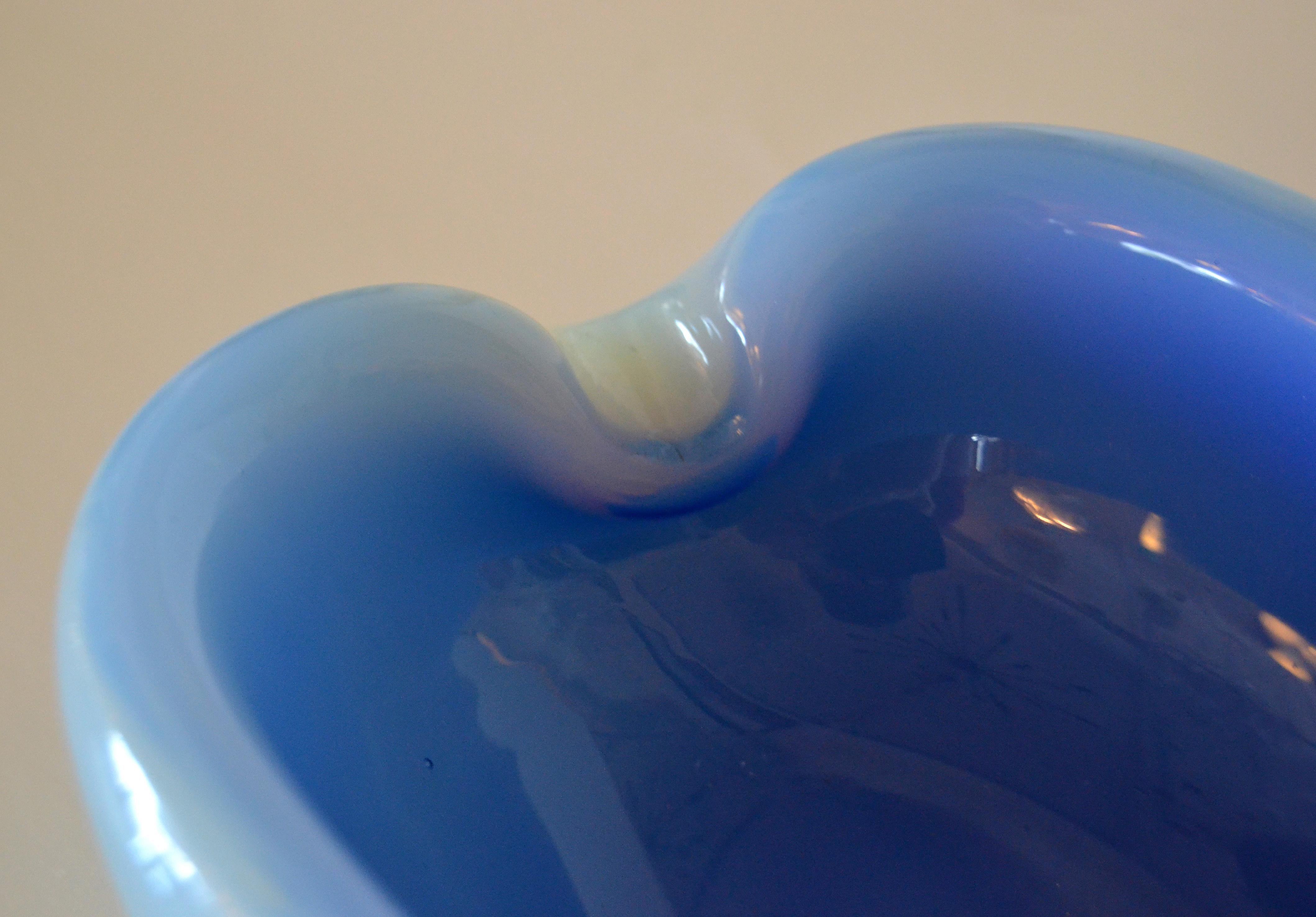 Fin du 20e siècle Bol attrape-tout en verre de Murano soufflé bleu bicolore de forme ronde italienne en vente