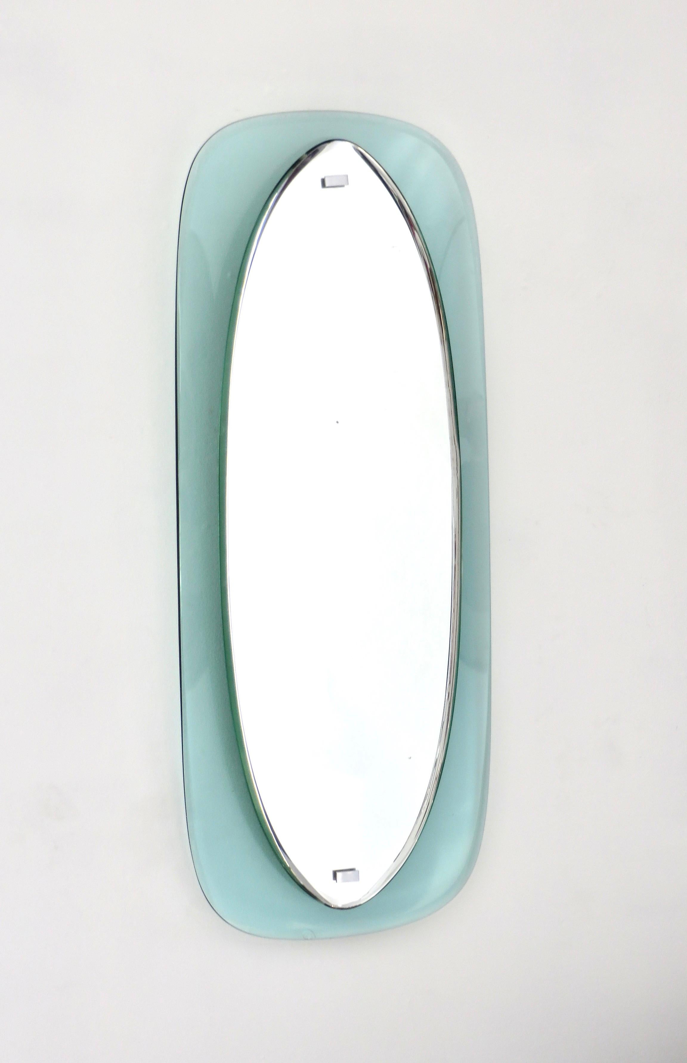 Mid-Century Modern Arte miroir italien en cristal ovale facetté flottant en verre bleu et transparent en vente