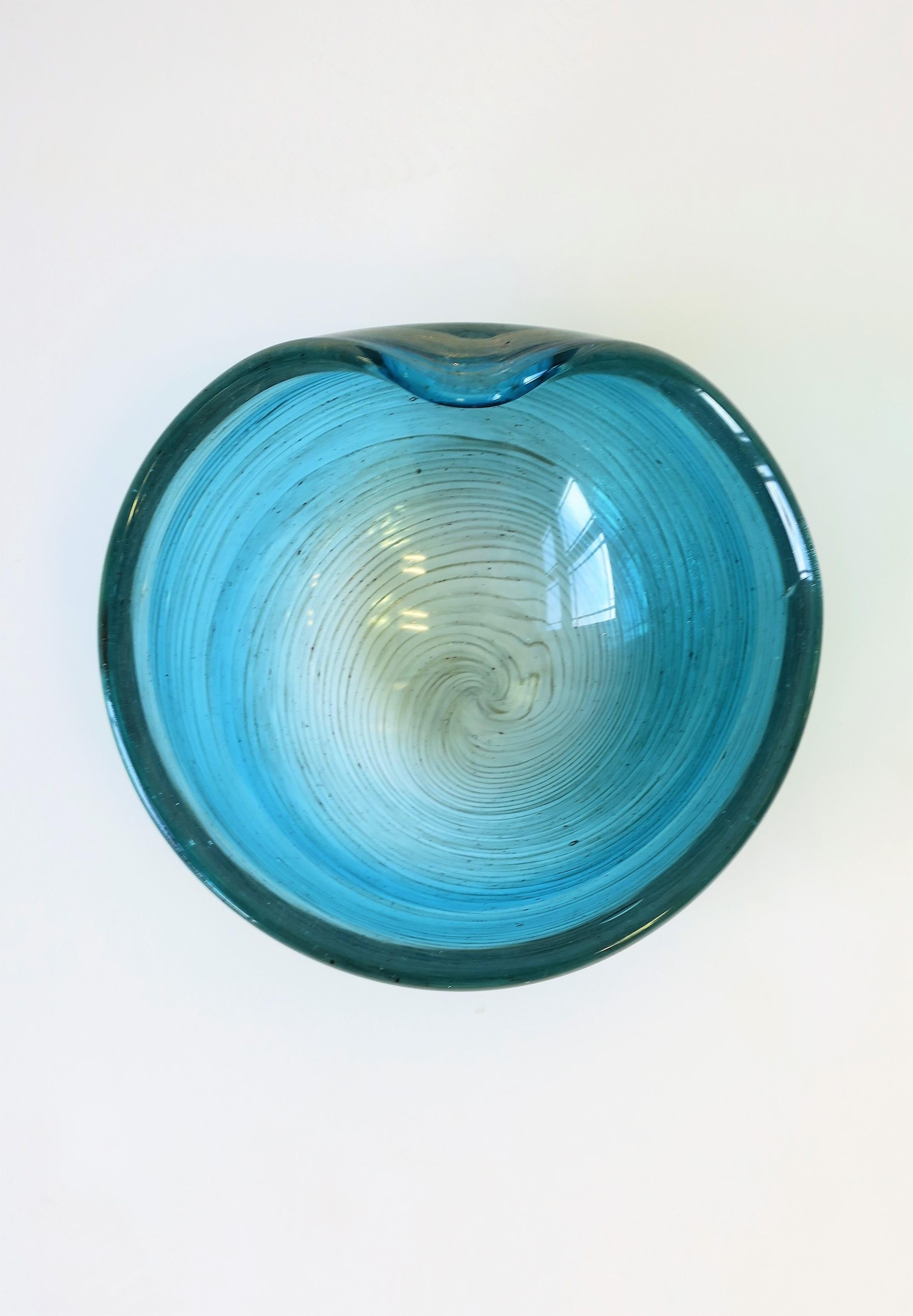 A beautiful vintage mid-20th century Italian Murano clear and Ombre blue bowl with thin swirls of shimmering copper art glass, Italy circa 1960s, Italy. Colors blue and shimmering copper make a nice combination as show in images. 

Bowl measures: