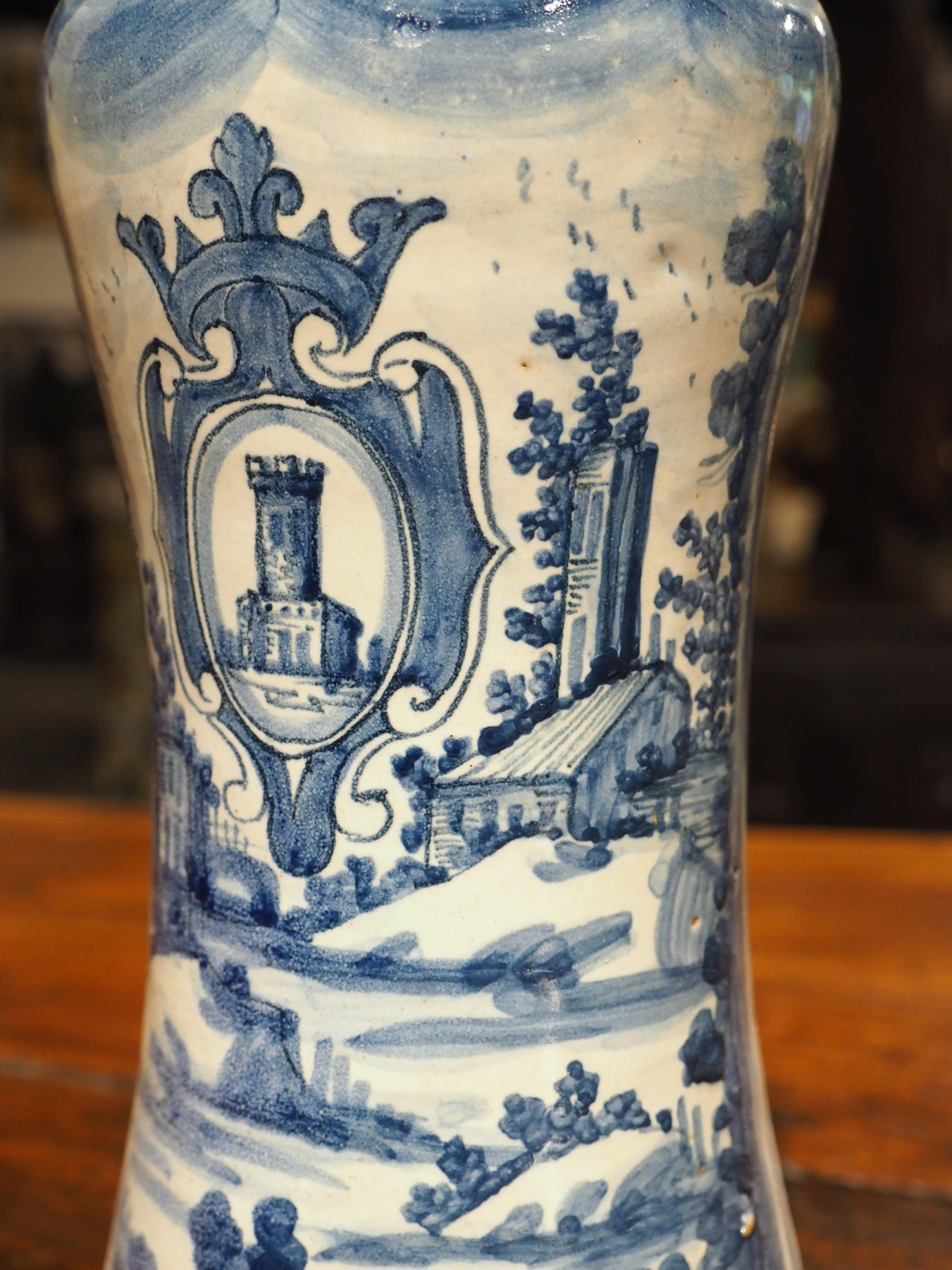 Vaso Albarello italiano in bianco e blu con cartiglio e paesaggi, XIX sec. in vendita 3