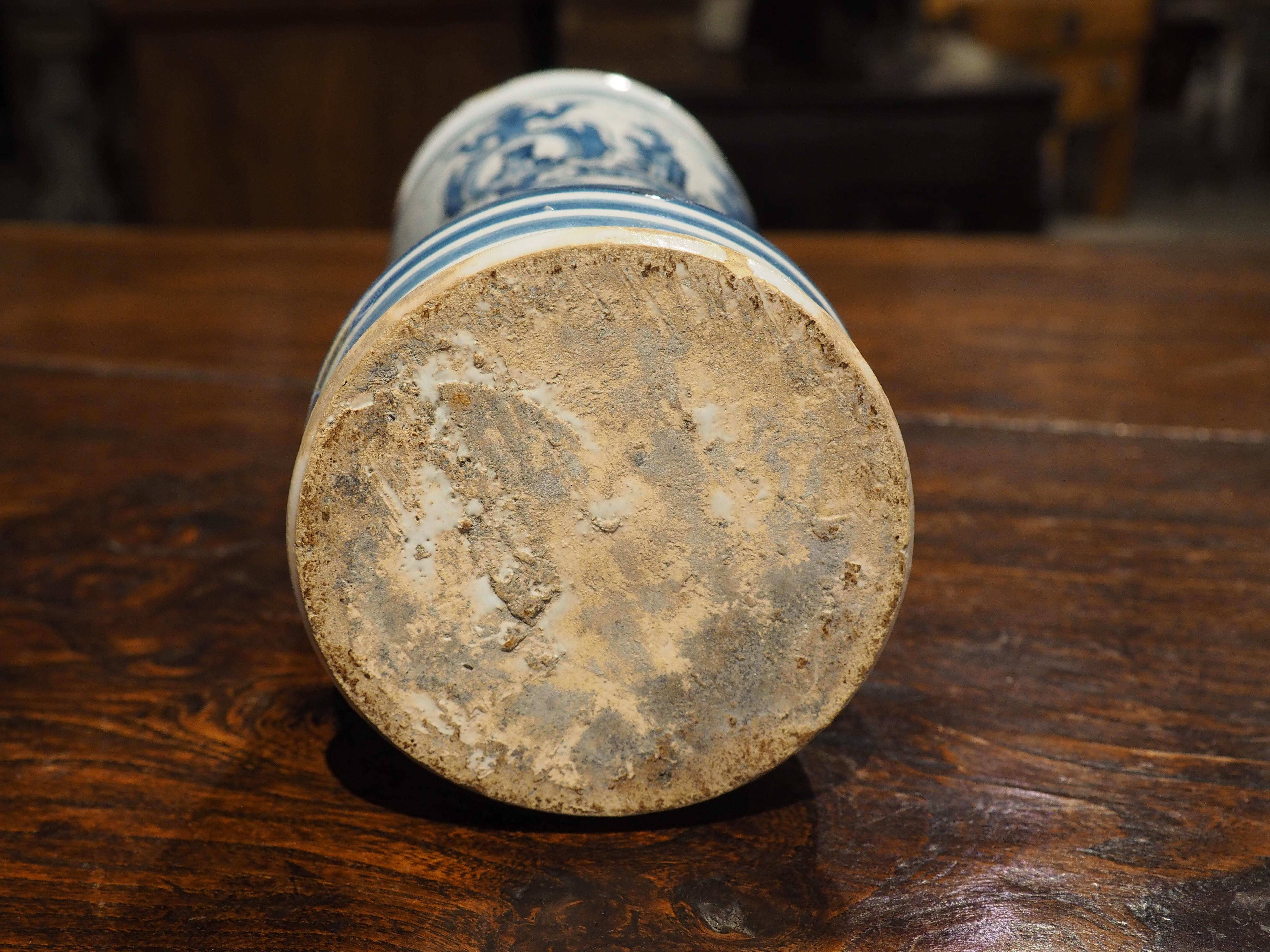 Vaso Albarello italiano in bianco e blu con cartiglio e paesaggi, XIX sec. in vendita 4