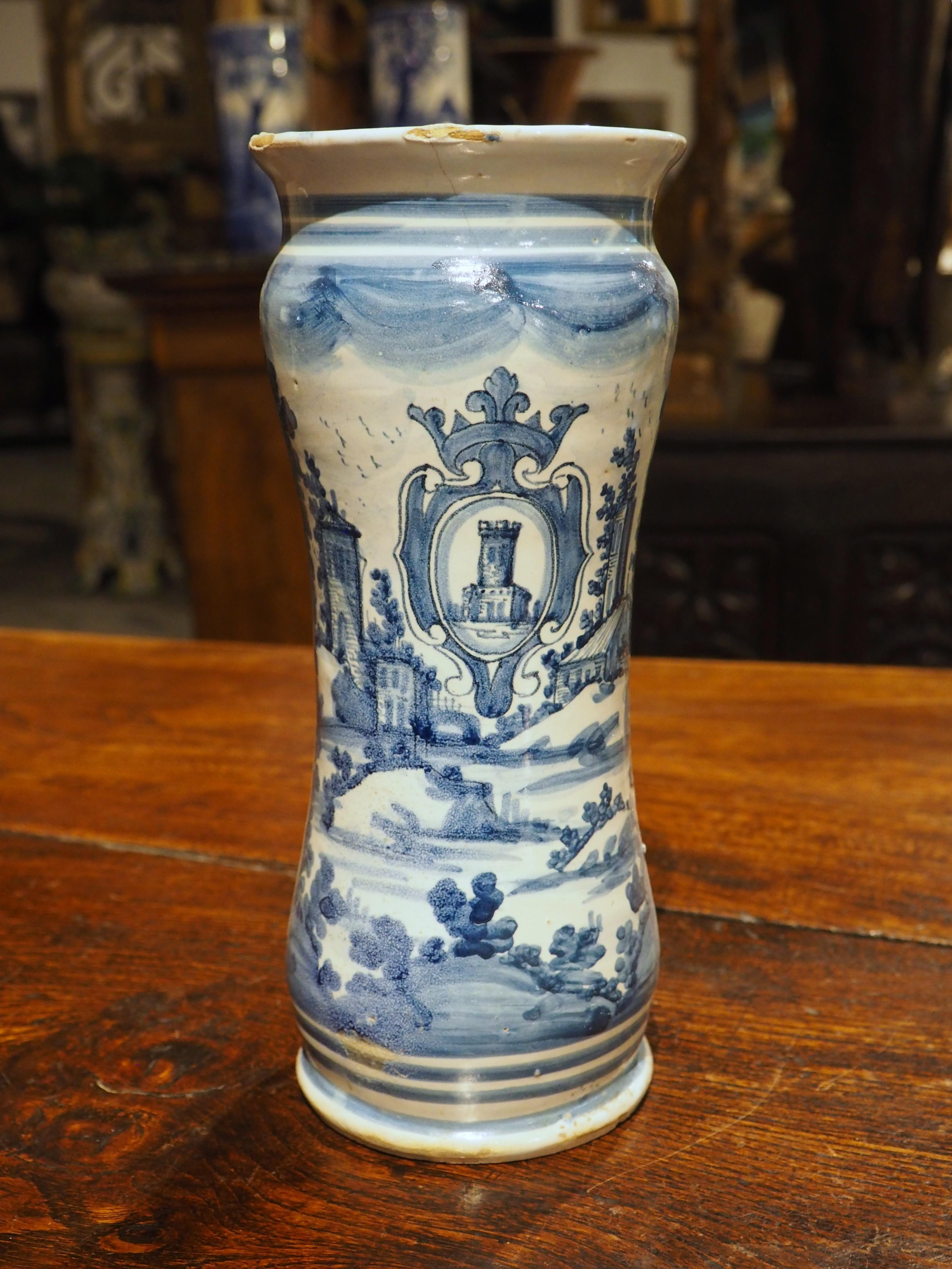 Vaso Albarello italiano in bianco e blu con cartiglio e paesaggi, XIX sec. in vendita 5