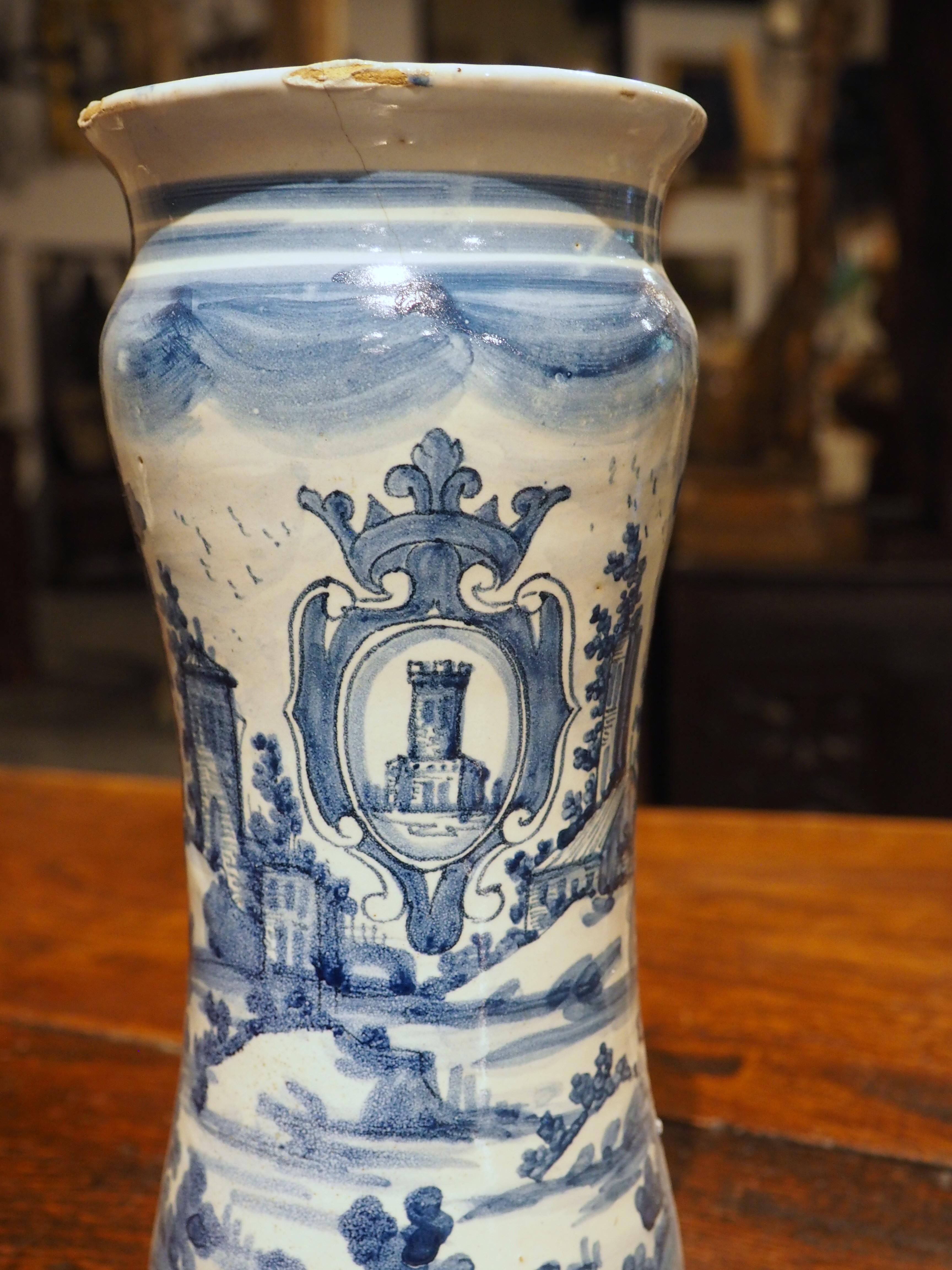 Italiano Vaso Albarello italiano in bianco e blu con cartiglio e paesaggi, XIX sec. in vendita