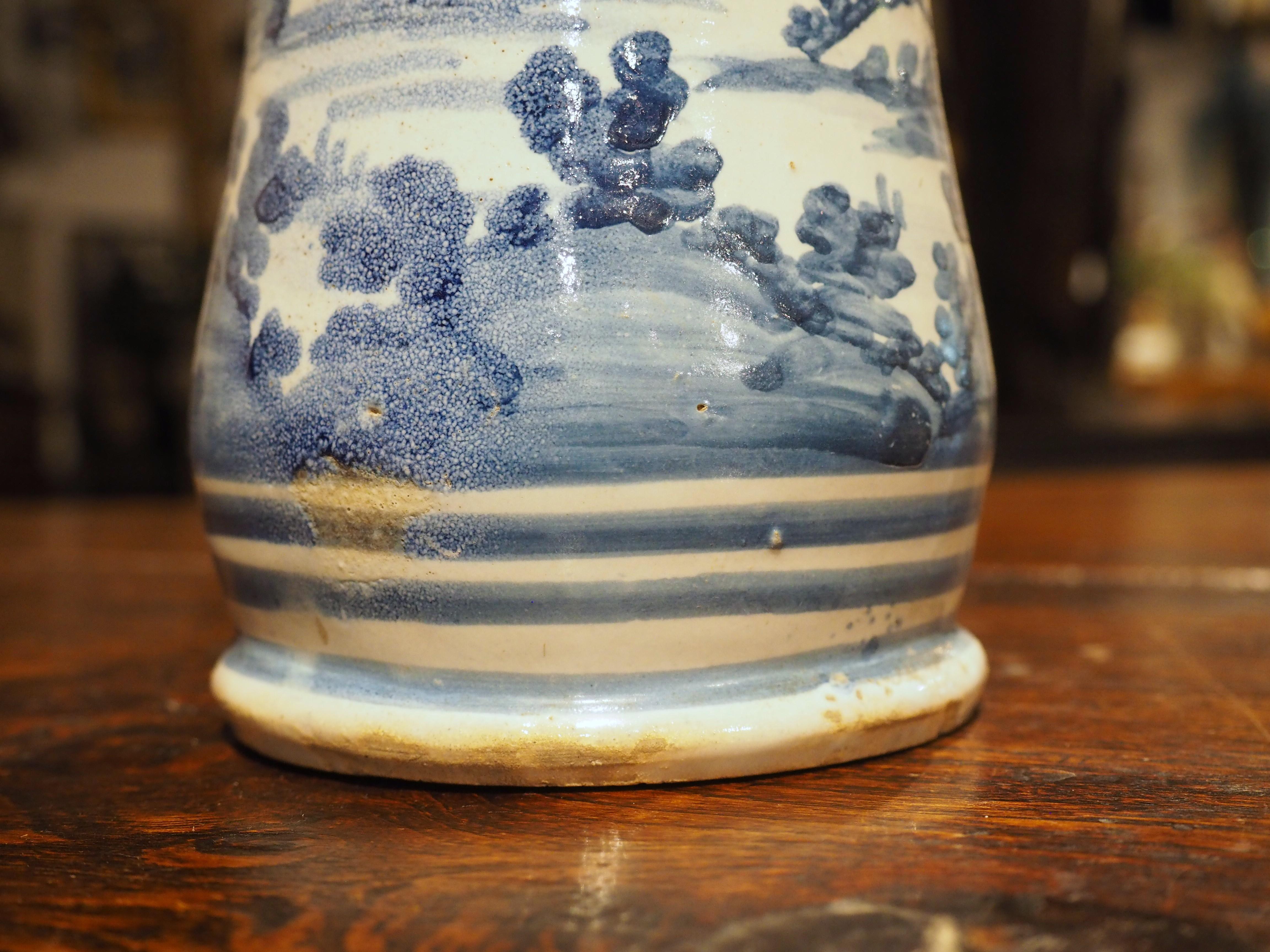 Dipinto a mano Vaso Albarello italiano in bianco e blu con cartiglio e paesaggi, XIX sec. in vendita