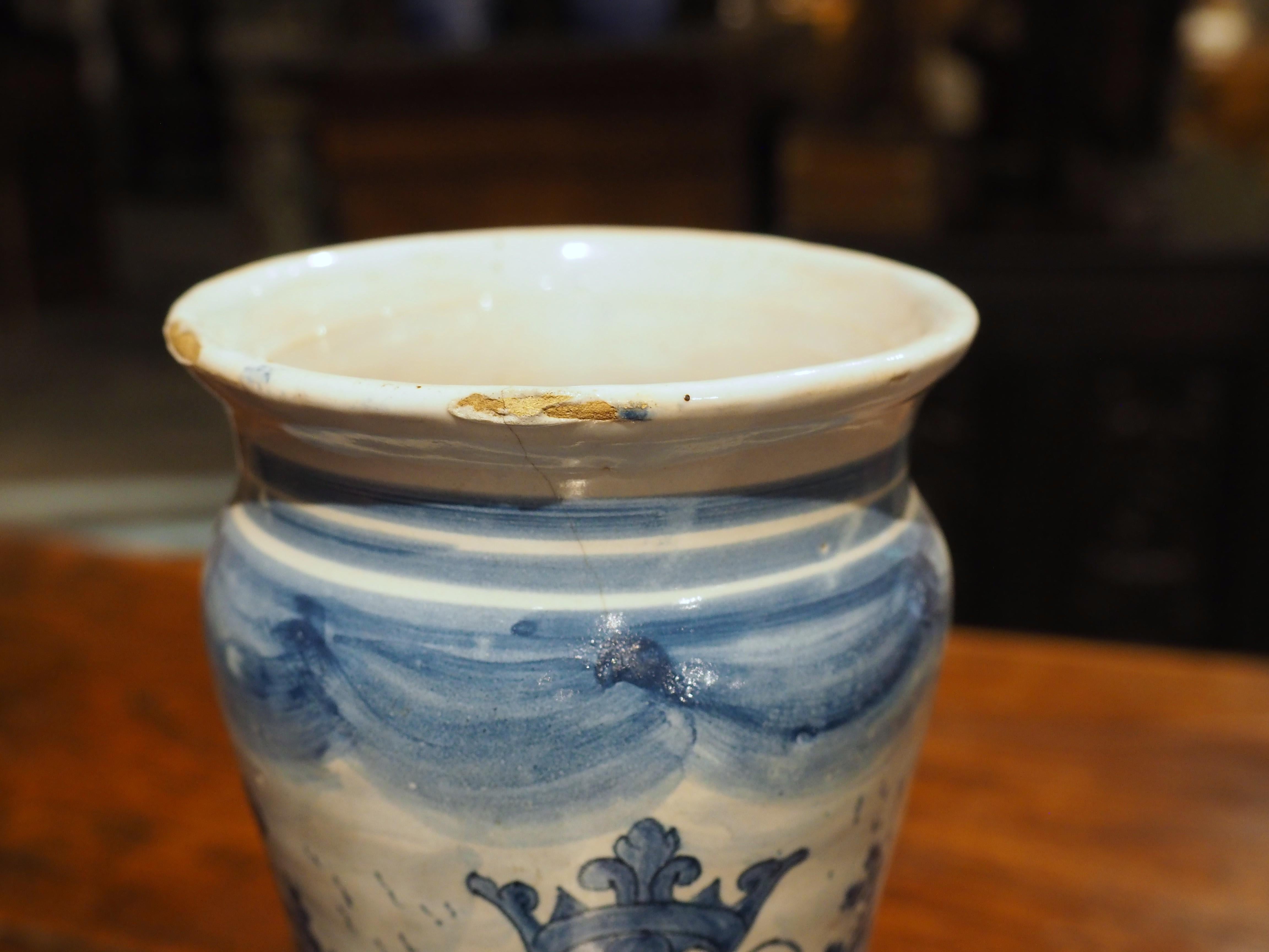 Vaso Albarello italiano in bianco e blu con cartiglio e paesaggi, XIX sec. In condizioni buone in vendita a Dallas, TX
