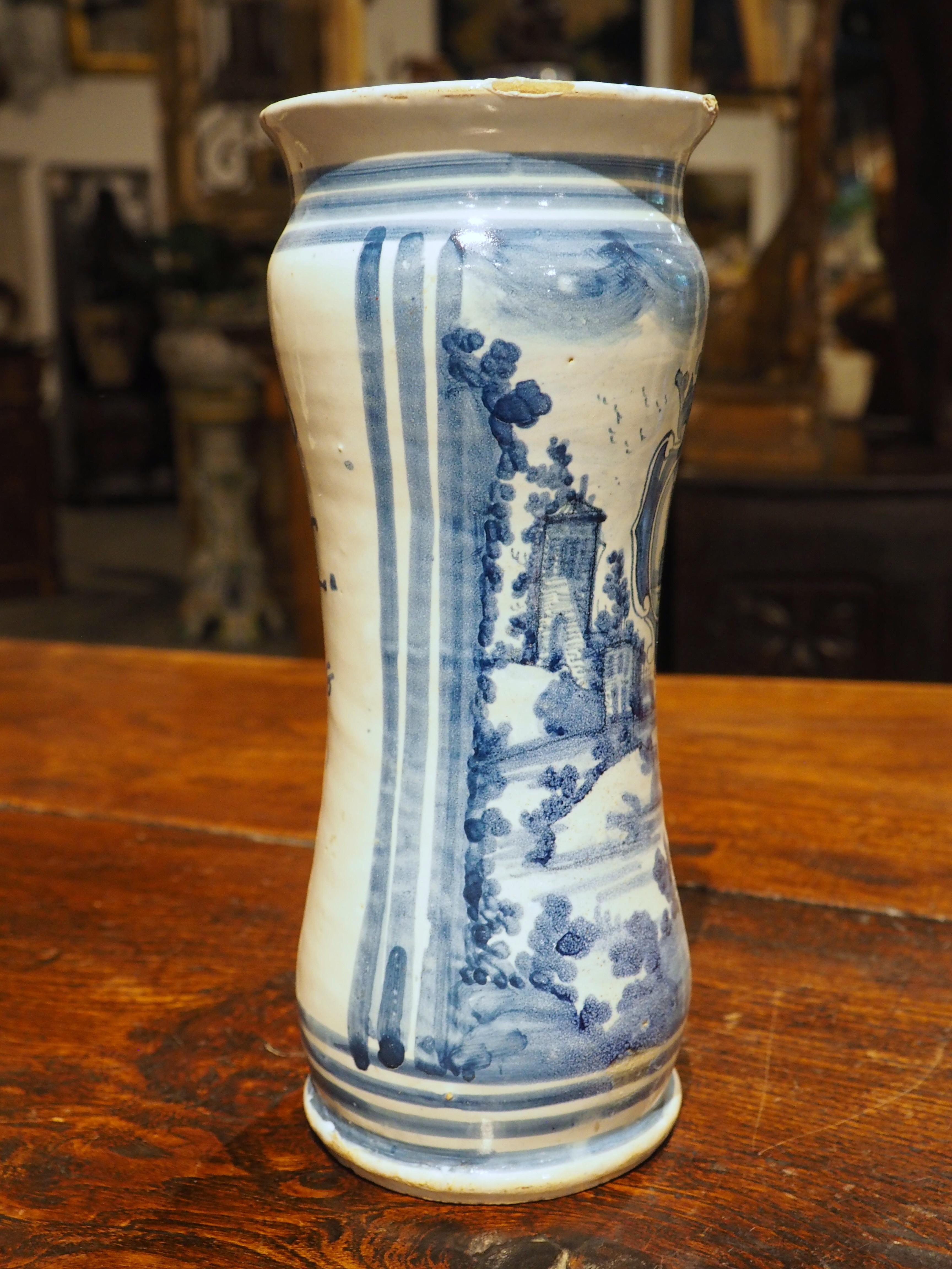 XIX secolo Vaso Albarello italiano in bianco e blu con cartiglio e paesaggi, XIX sec. in vendita