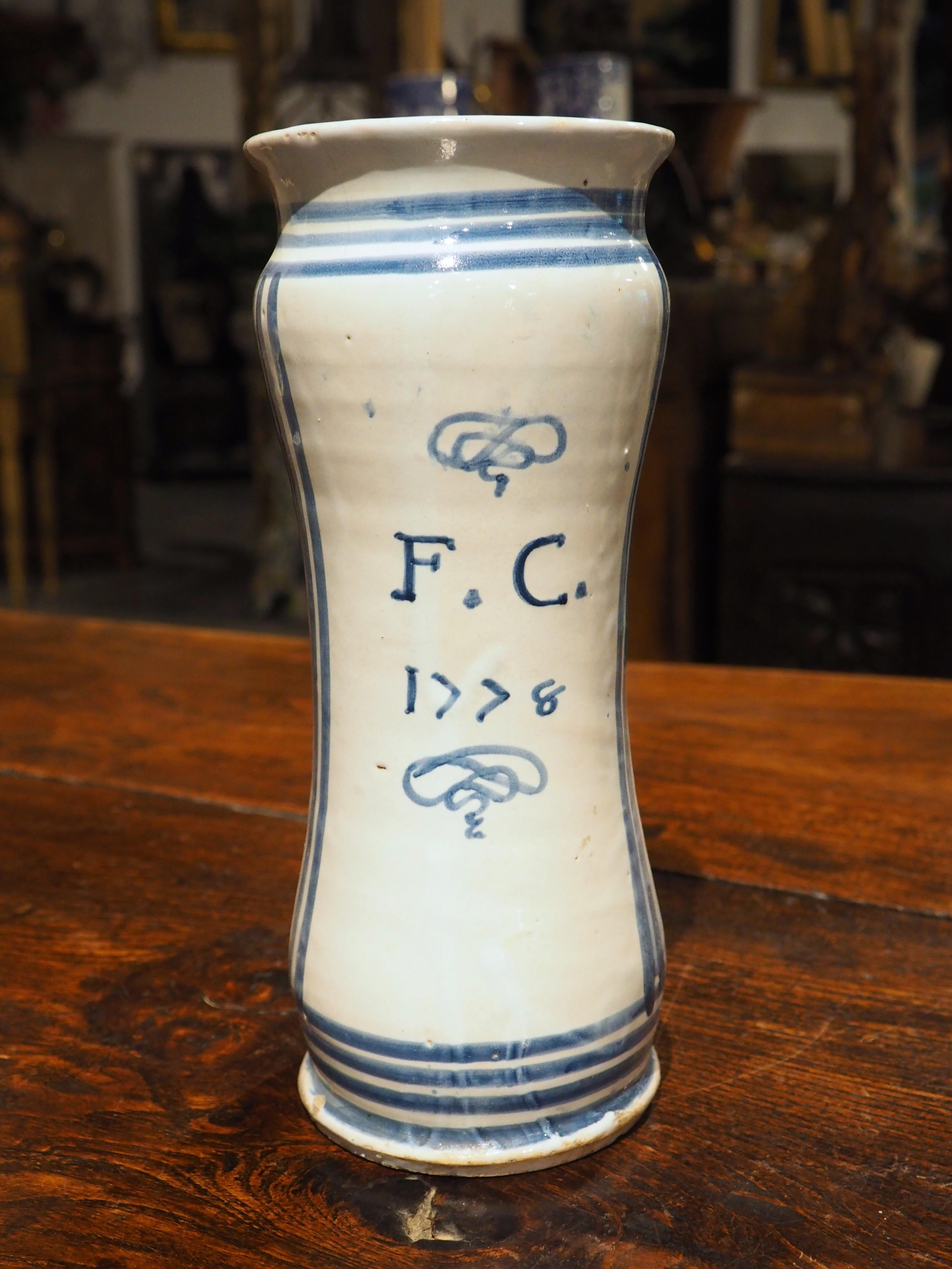 Vaso Albarello italiano in bianco e blu con cartiglio e paesaggi, XIX sec. in vendita 1