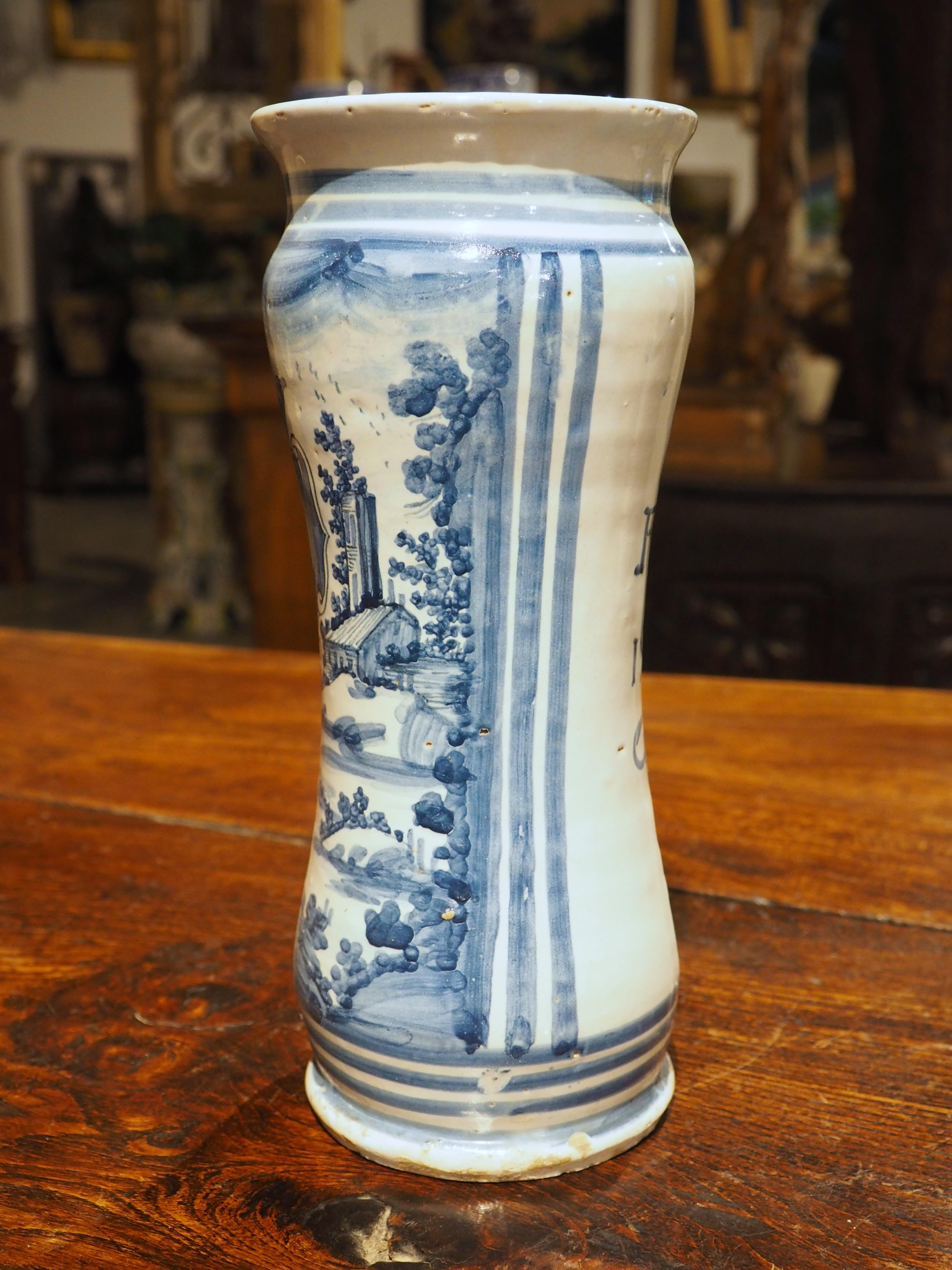 Vaso Albarello italiano in bianco e blu con cartiglio e paesaggi, XIX sec. in vendita 2