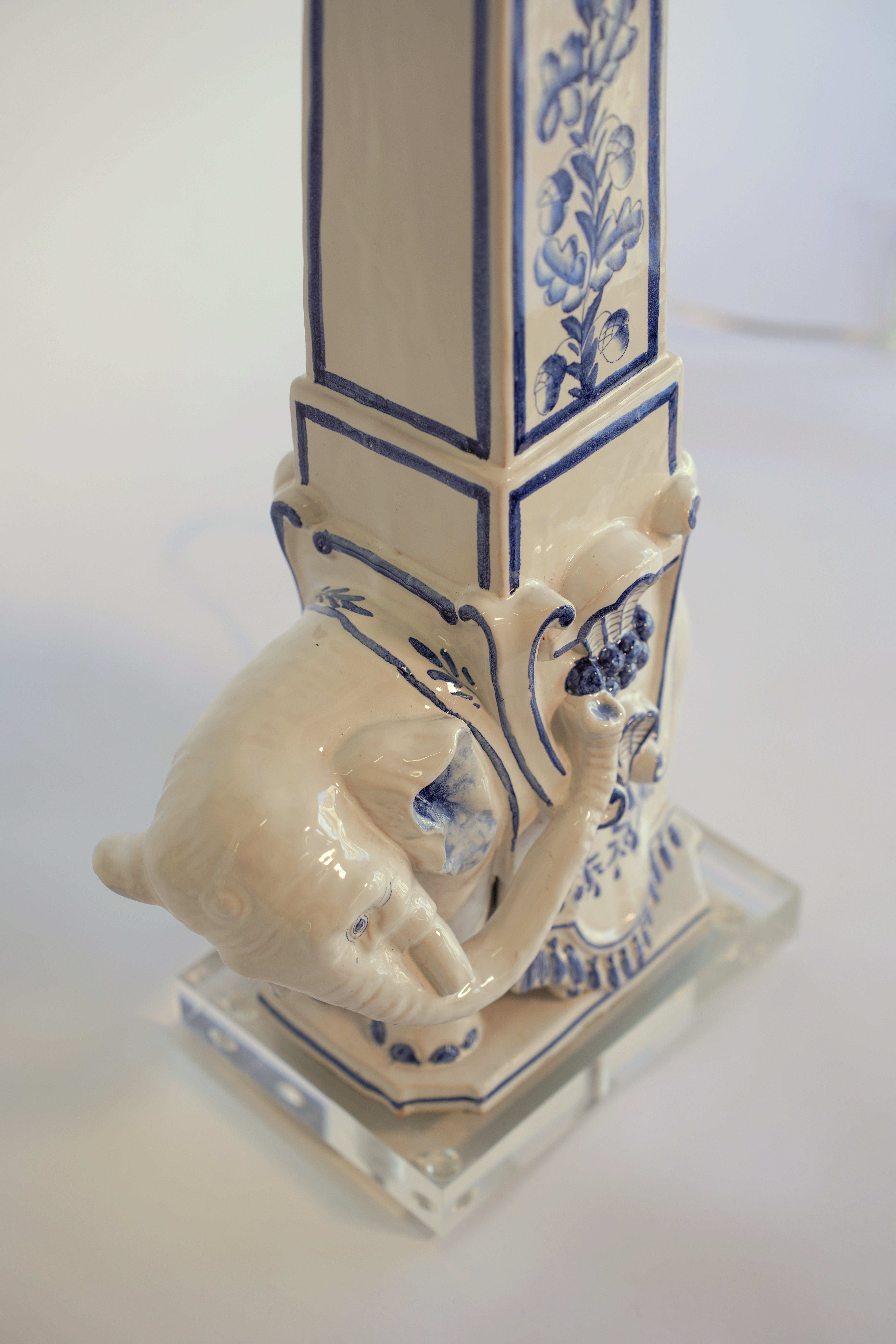 Italian Blue and White Ceramic Elephant Obelisk Lamps with Pagoda Shades, 1960s For Sale 8
