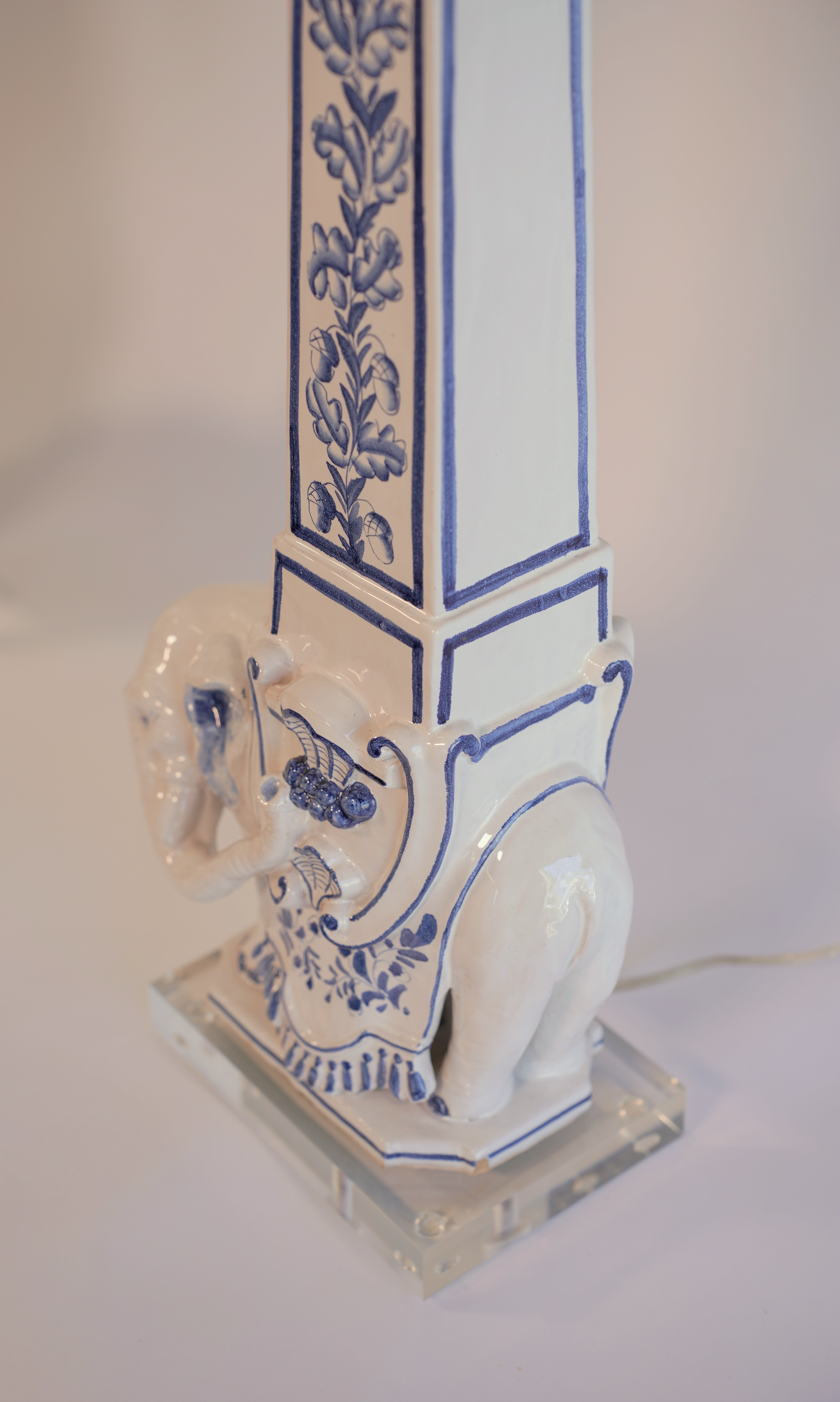 Italian Blue and White Ceramic Elephant Obelisk Lamps with Pagoda Shades, 1960s For Sale 9
