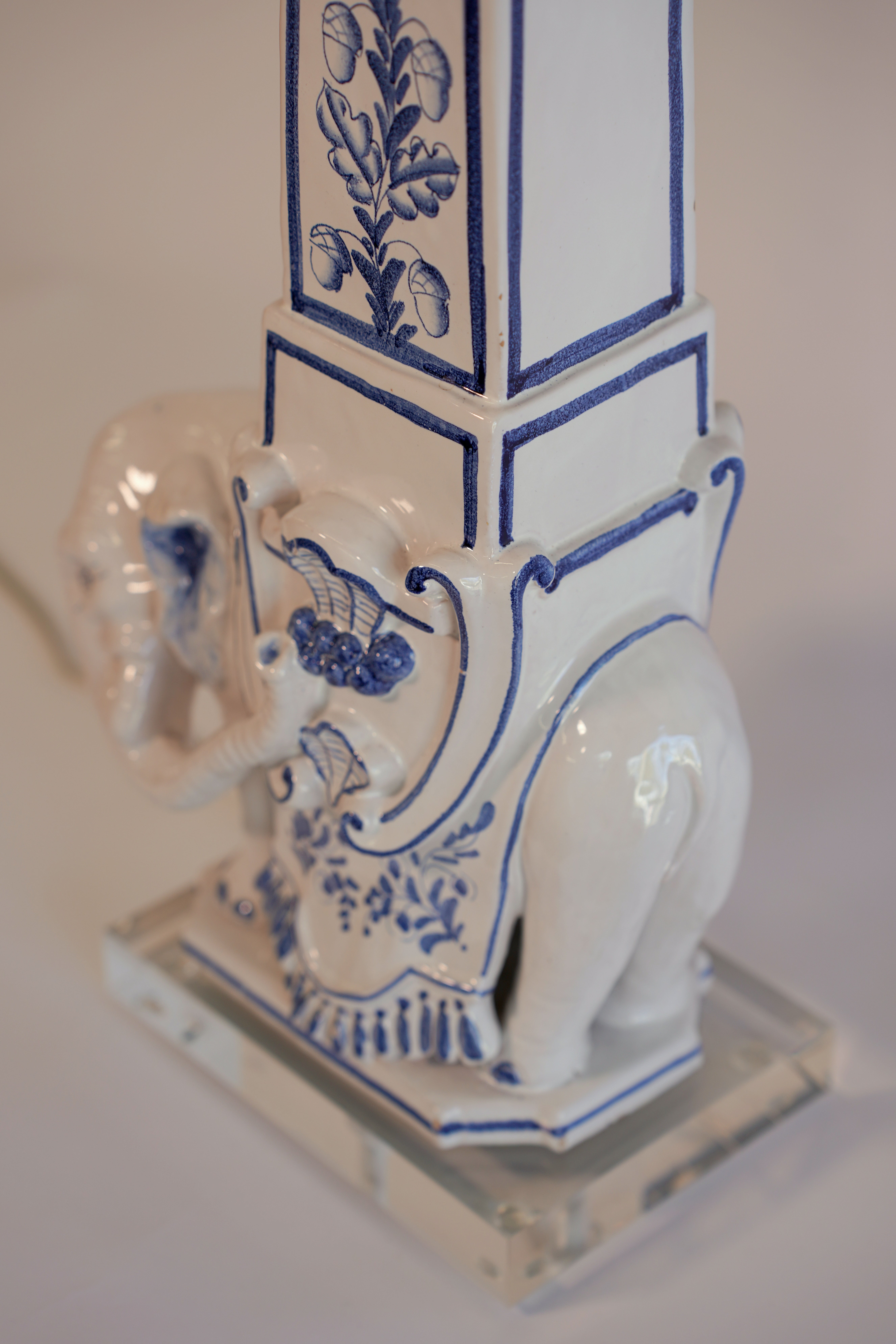 Mid-20th Century Italian Blue and White Ceramic Elephant Obelisk Lamps with Pagoda Shades, 1960s For Sale