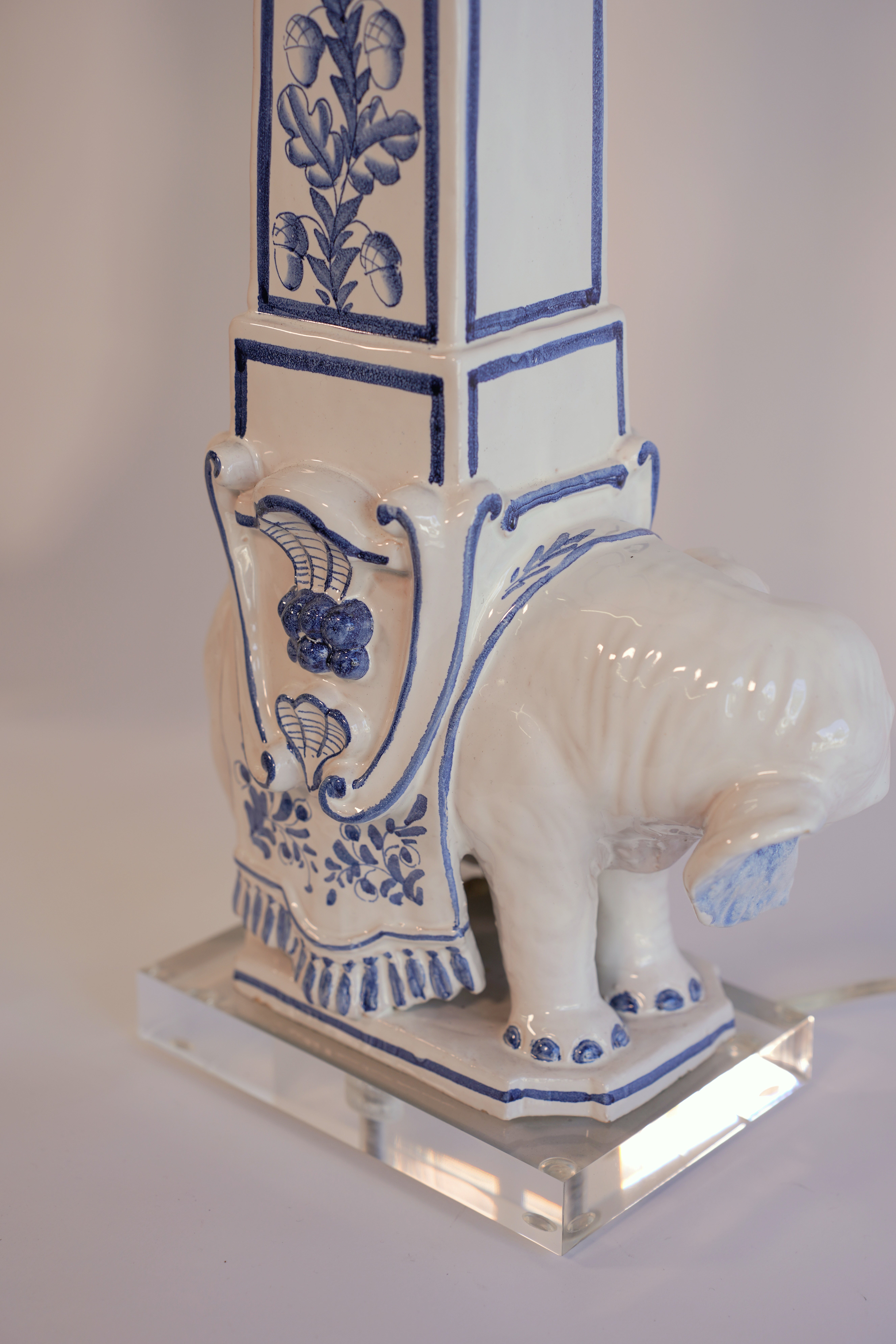Italian Blue and White Ceramic Elephant Obelisk Lamps with Pagoda Shades, 1960s For Sale 1