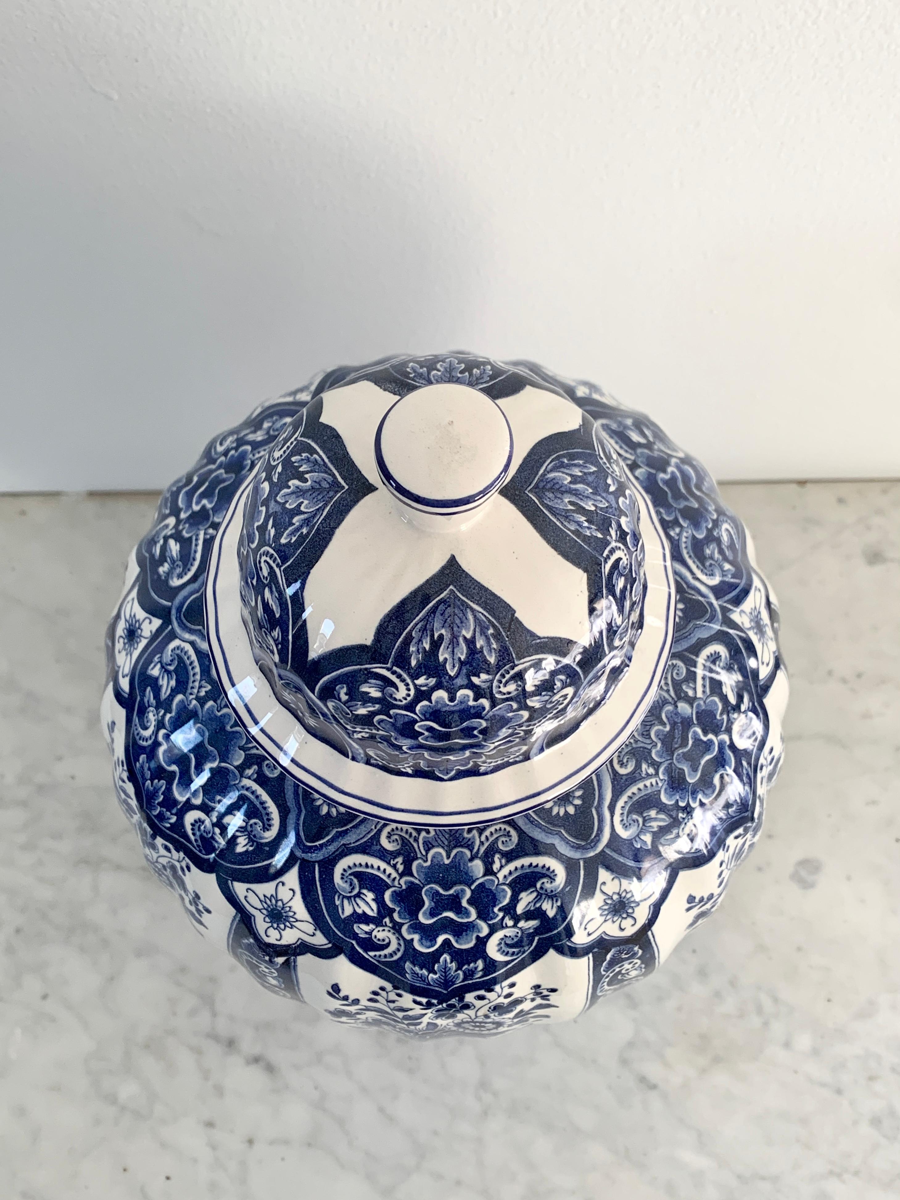A beautiful large Chinoiserie blue and white porcelain covered ginger jar or temple jar

By Ardalt Blue Delfia

Italy, Mid-20th Century

Measures: 9