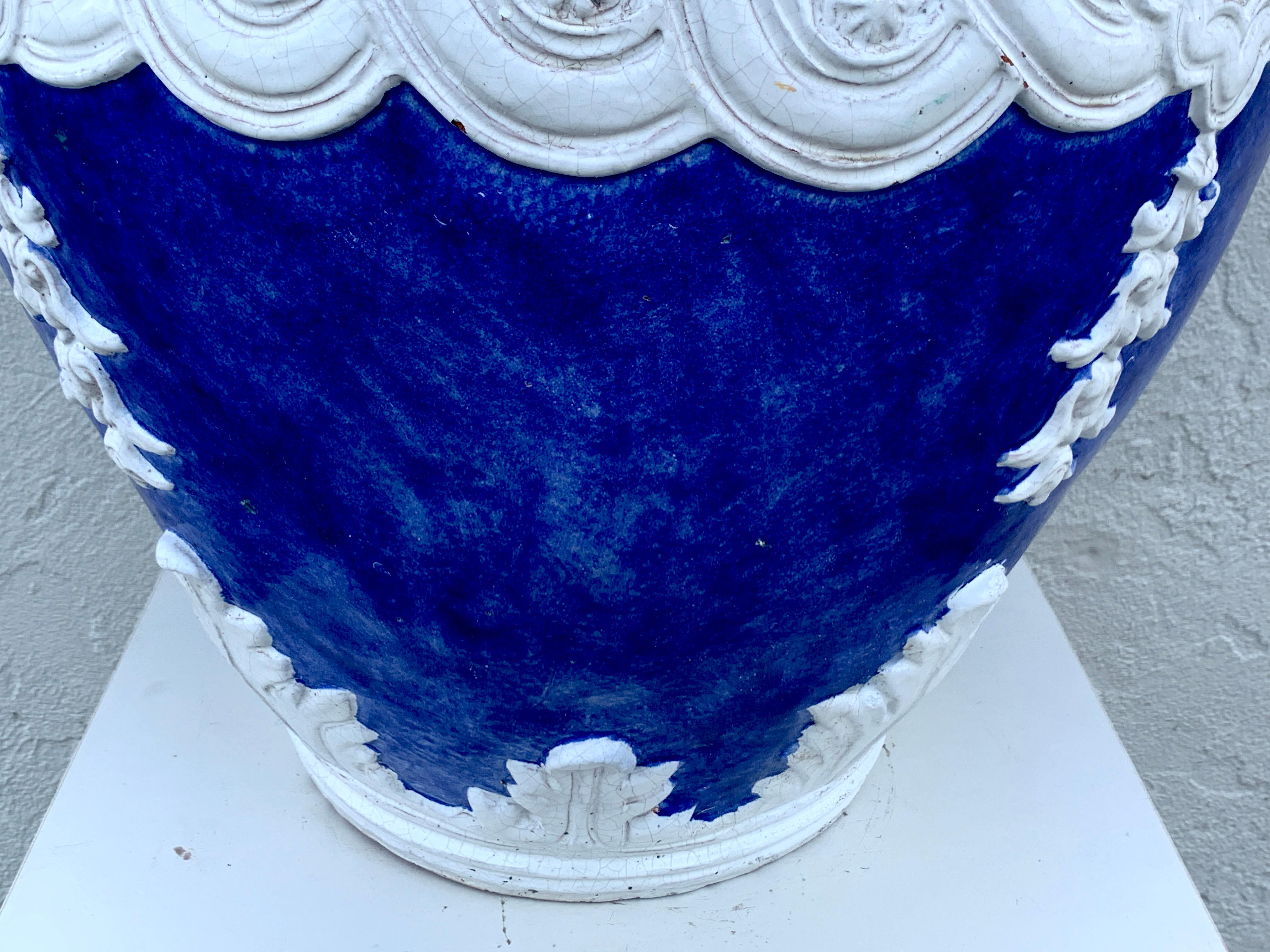 Milieu du XXe siècle Jardinière italienne bleue et blanche de style Della Robbia, provenance, Céline Dion en vente