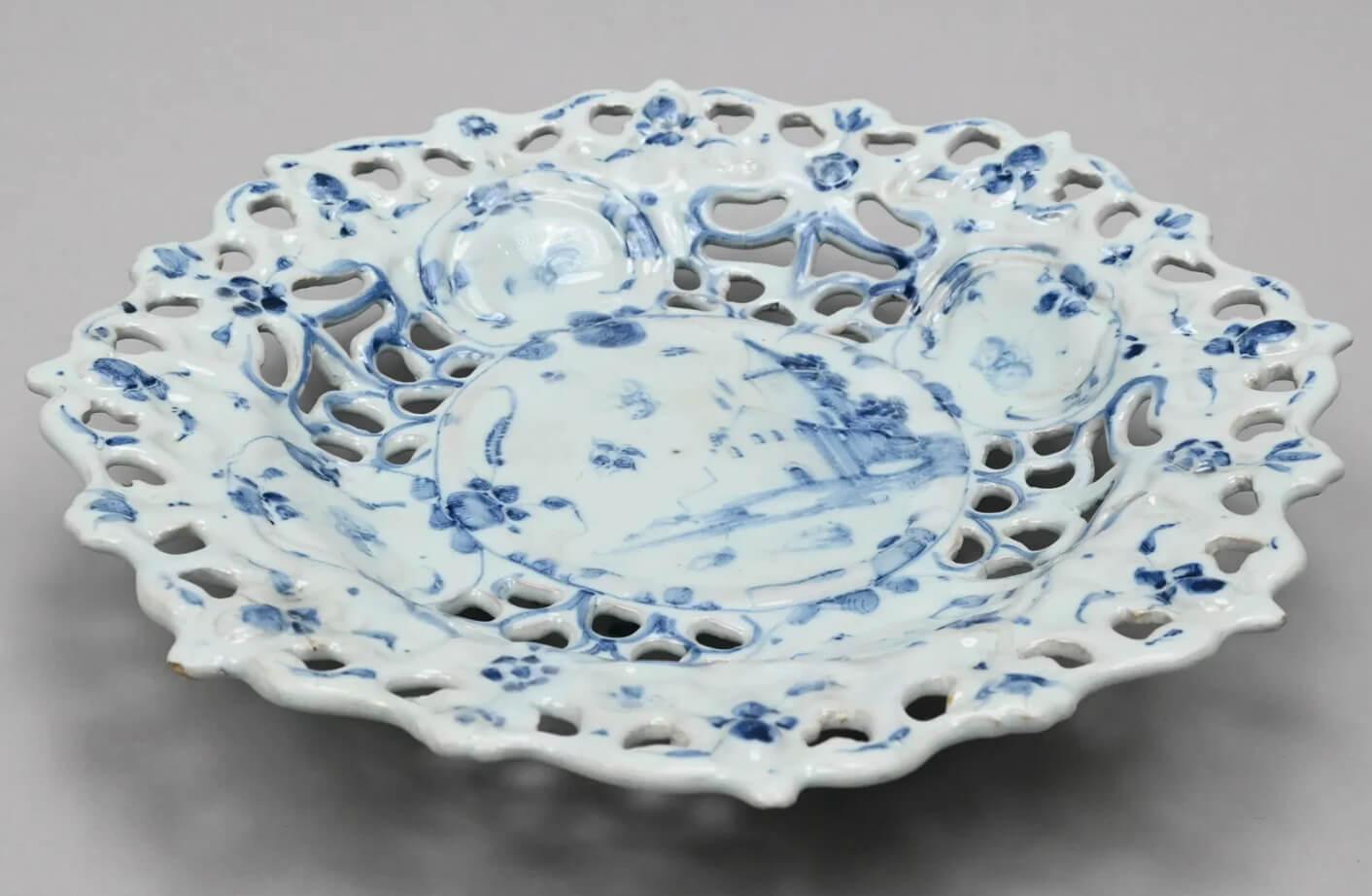 Baroque Italian Blue and White Maiolica Tazza, Savona, circa 1690 For Sale
