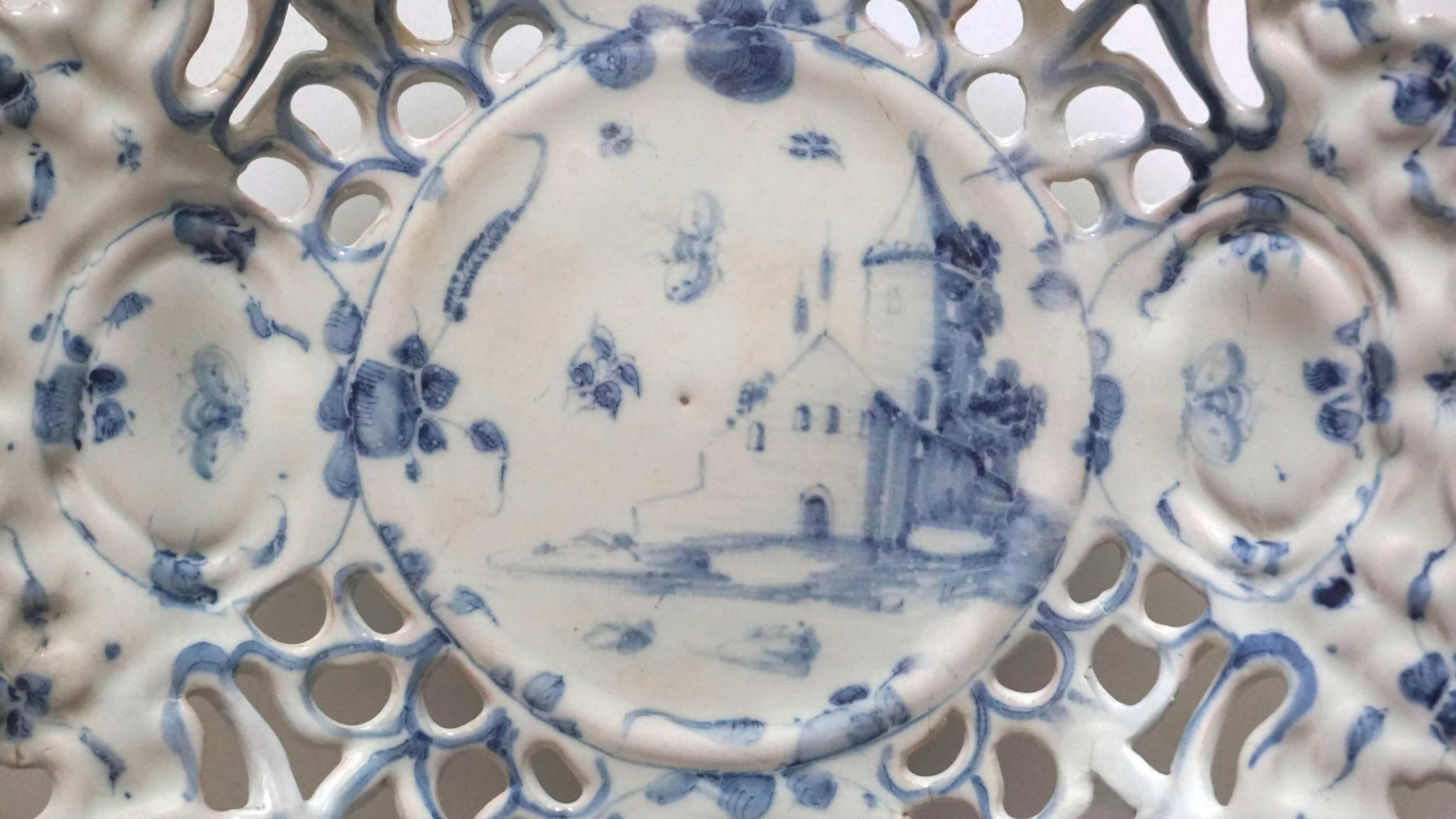 Italian Blue and White Maiolica Tazza, Savona, circa 1690 For Sale 1