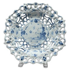 Tazza italiana in maiolica bianca e blu, Savona, 1690 circa