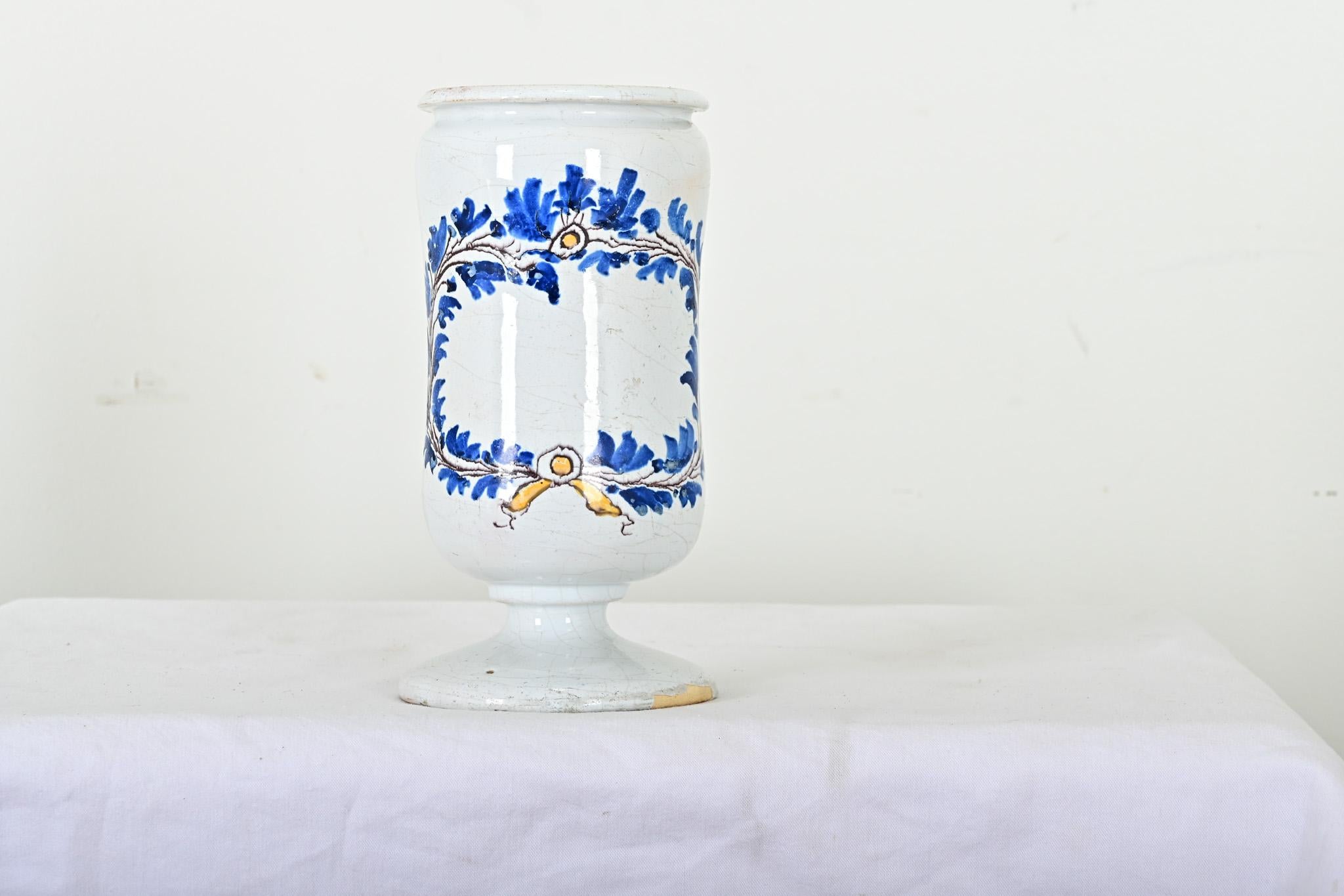 Ce pot de pharmacie ou d'apothicaire italien du XIXe siècle présente un extérieur glacé blanc et une forme de couronne peinte à la main en bleu de cobalt entourant ce qui serait l'étiquette permettant d'identifier le contenu. Éclats, fissures et