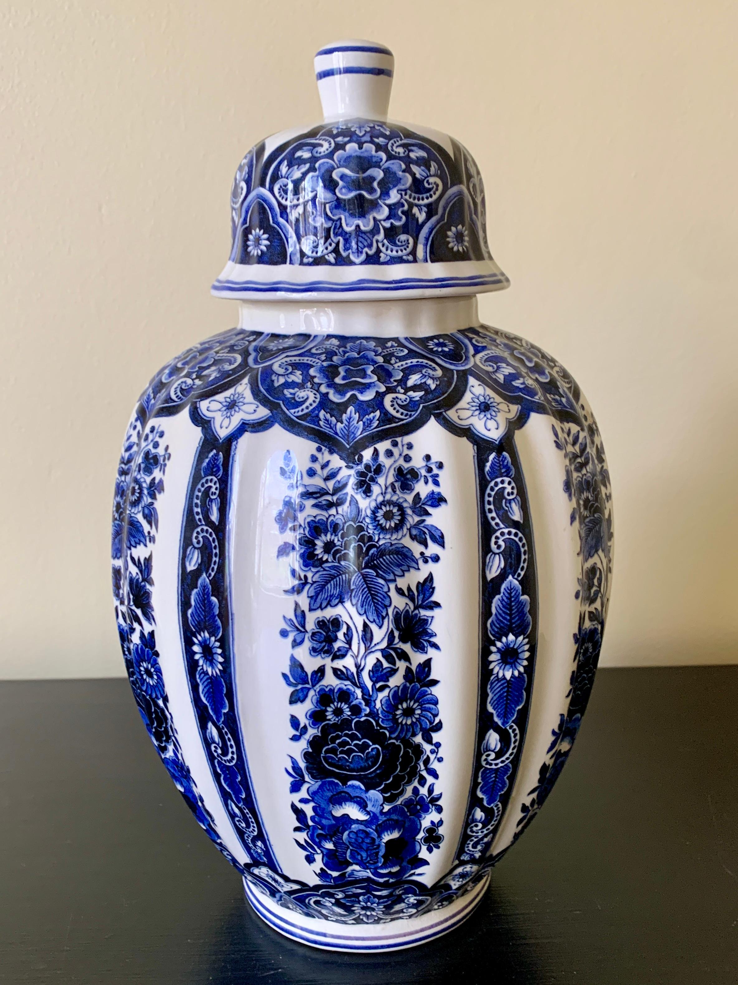 A beautiful Italian blue and white porcelain covered ginger jar

By Ardalt Blue Delfia

Italy, Mid-20th Century

Measures: 7ʺW × 7ʺD × 12ʺH.

Very good vintage condition.