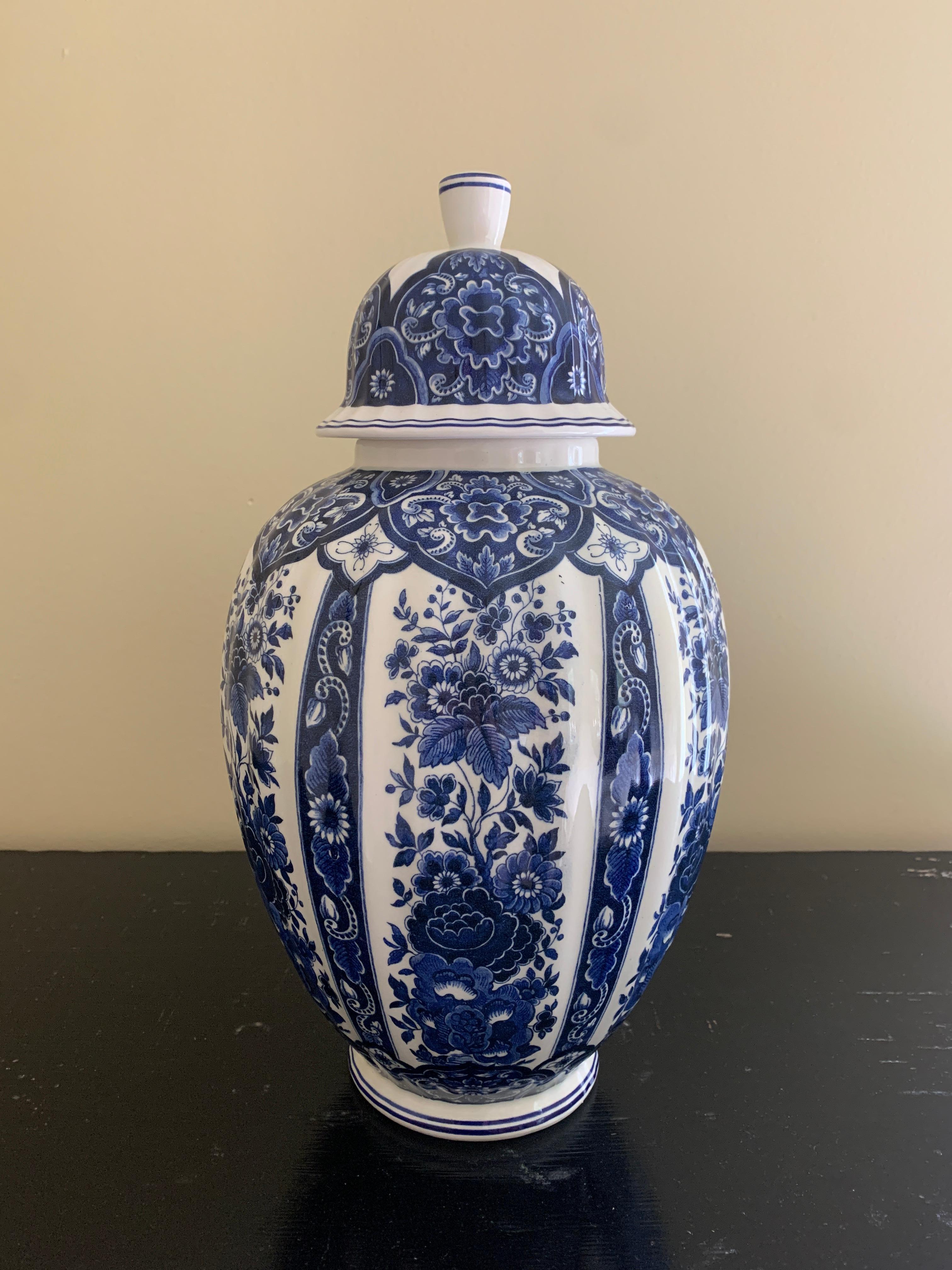 Precioso tarro de jengibre italiano recubierto de porcelana azul y blanca

Por Ardalt Azul Delfia

Italia, mediados del siglo XX

Medidas: 8ʺAN × 8ʺD × 14,5ʺH.

Muy buen estado vintage.