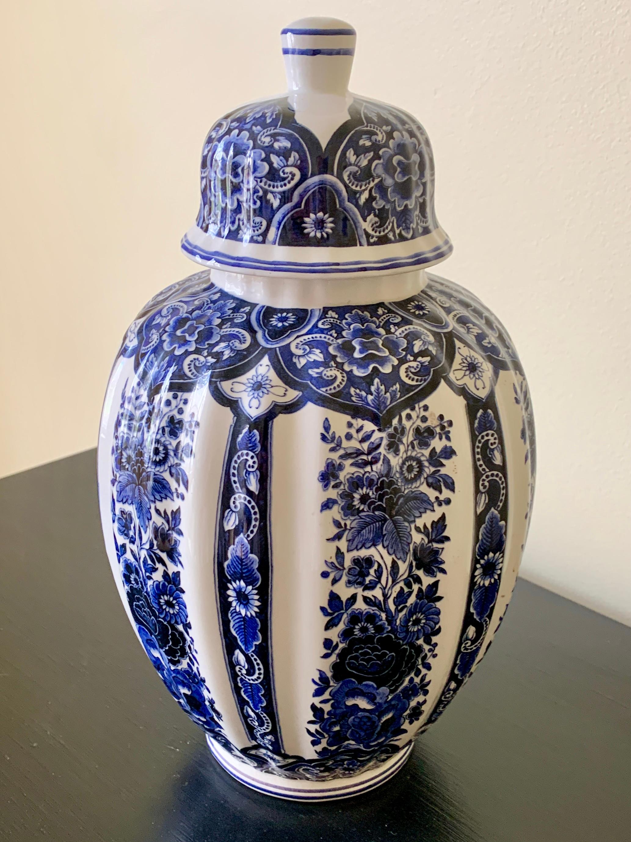 Jarra de jengibre de porcelana italiana azul y blanca  Chinoiserie en venta