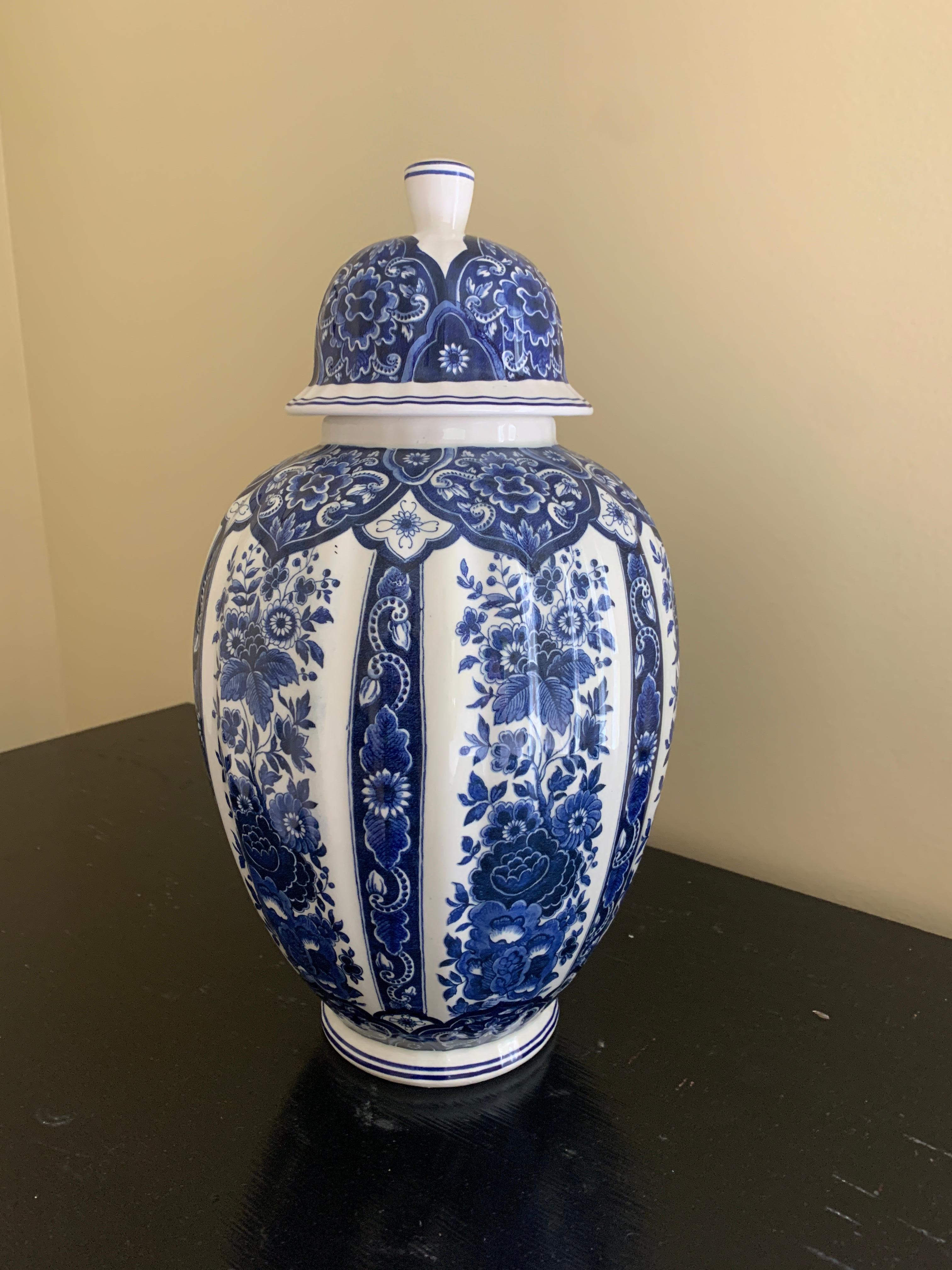 Jarra de jengibre de porcelana italiana azul y blanca Chinoiserie en venta
