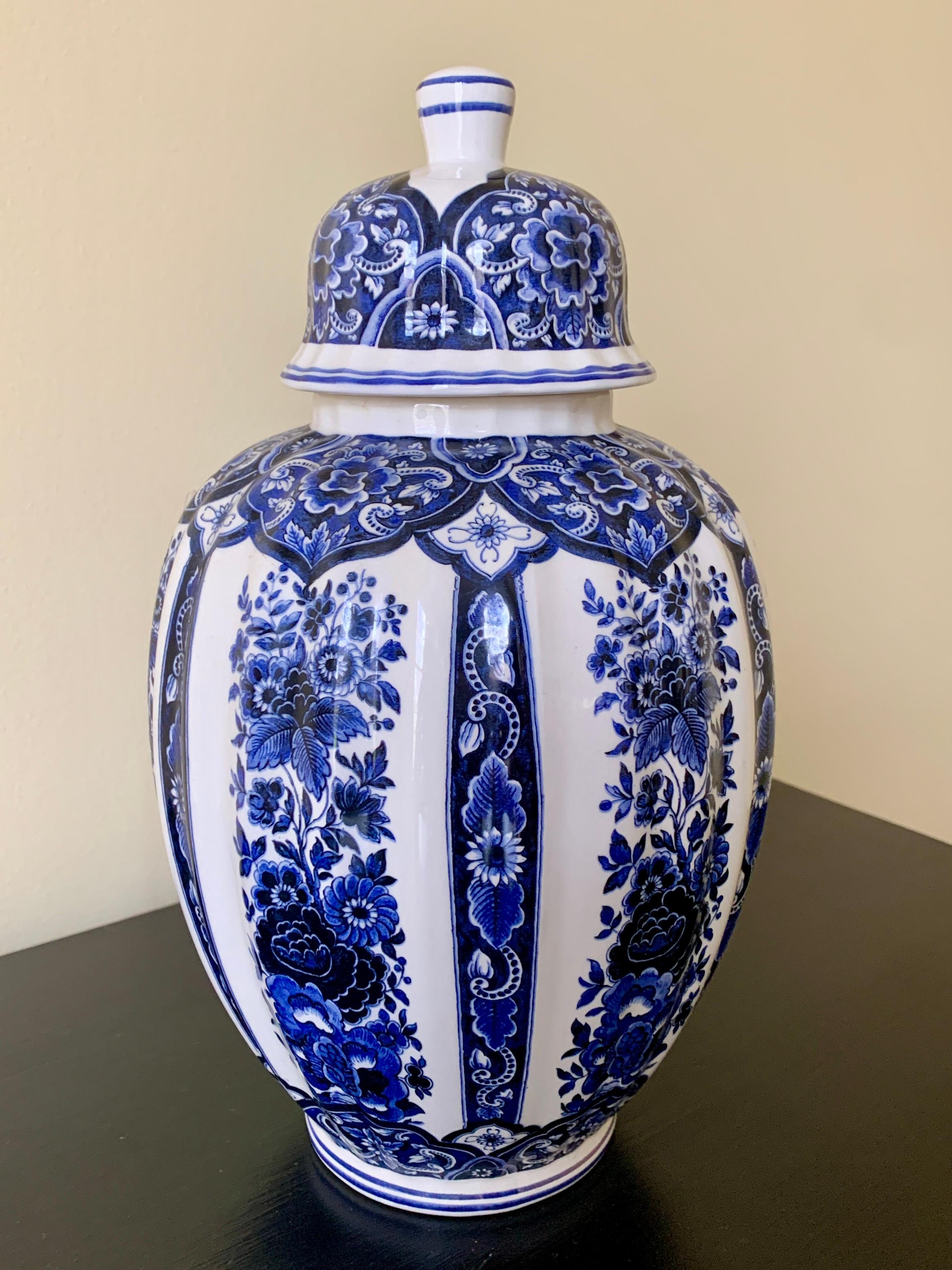 Italian Blue and White Porcelain Ginger Jar  In Good Condition For Sale In Elkhart, IN