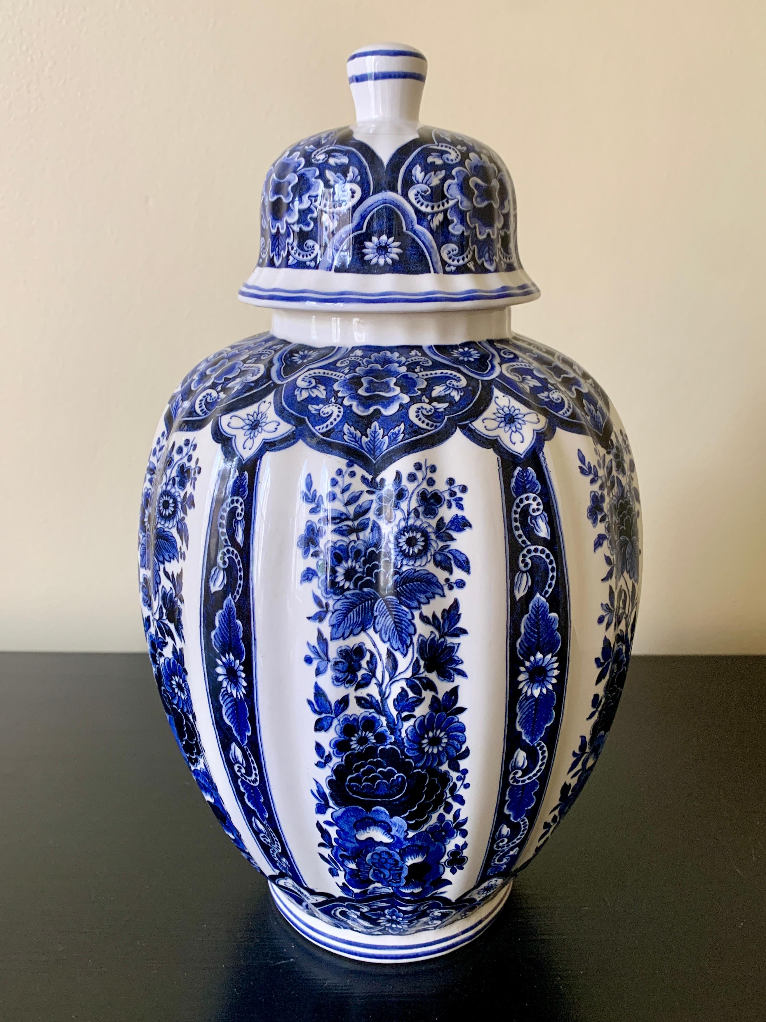 Jarra de jengibre de porcelana italiana azul y blanca  siglo XX en venta