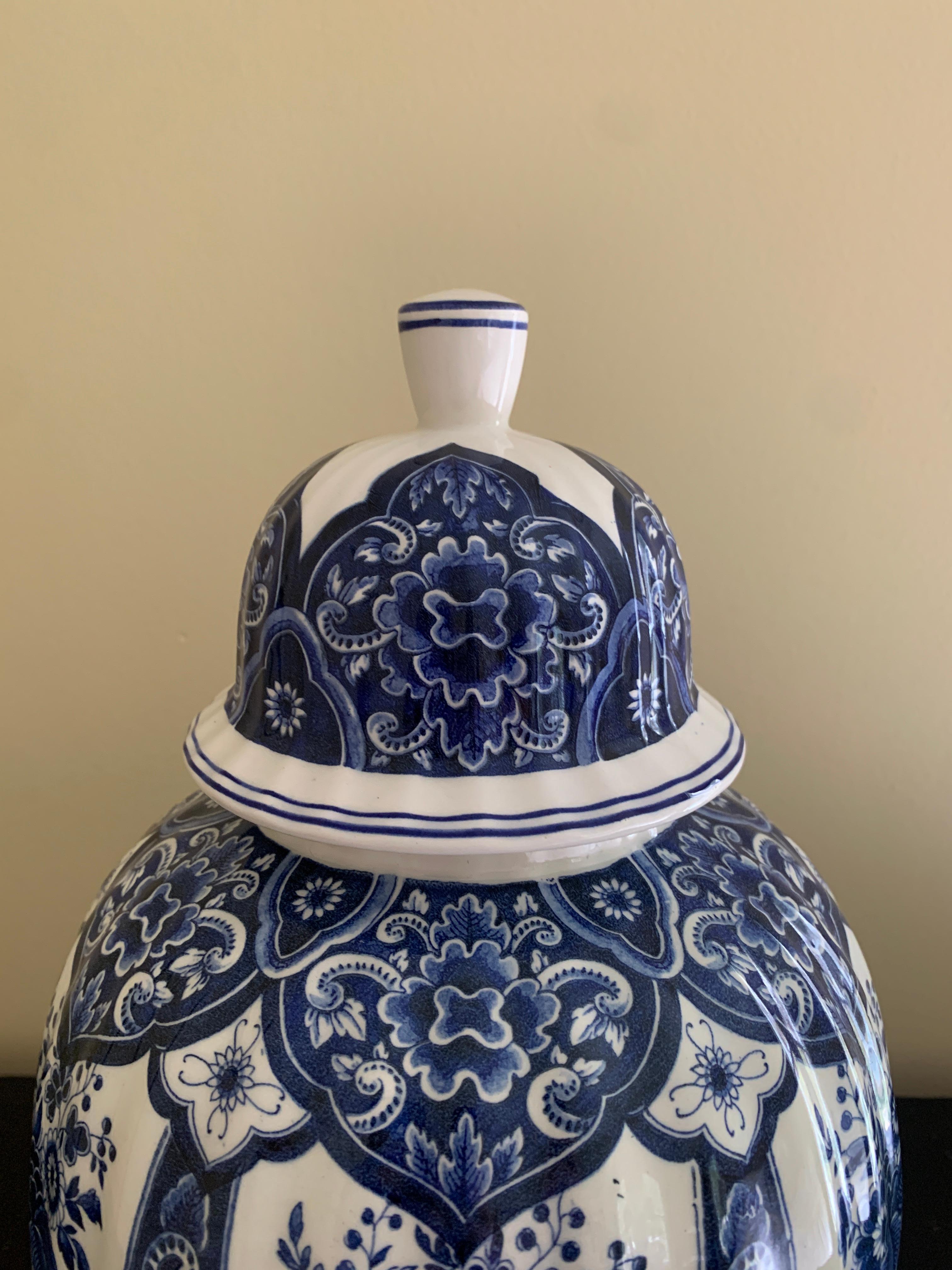 Jarra de jengibre de porcelana italiana azul y blanca siglo XX en venta