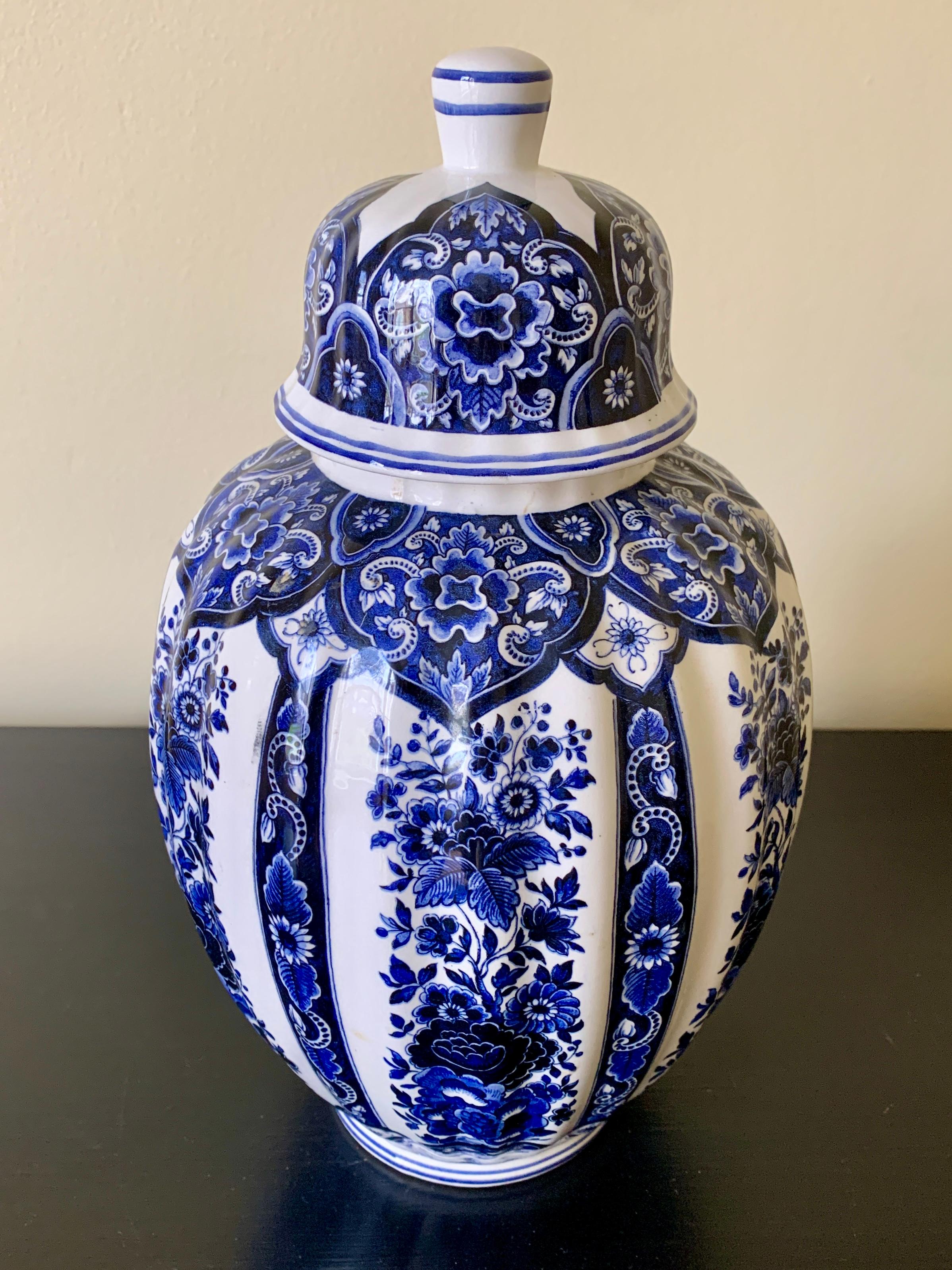 Jarra de jengibre de porcelana italiana azul y blanca  Porcelana en venta
