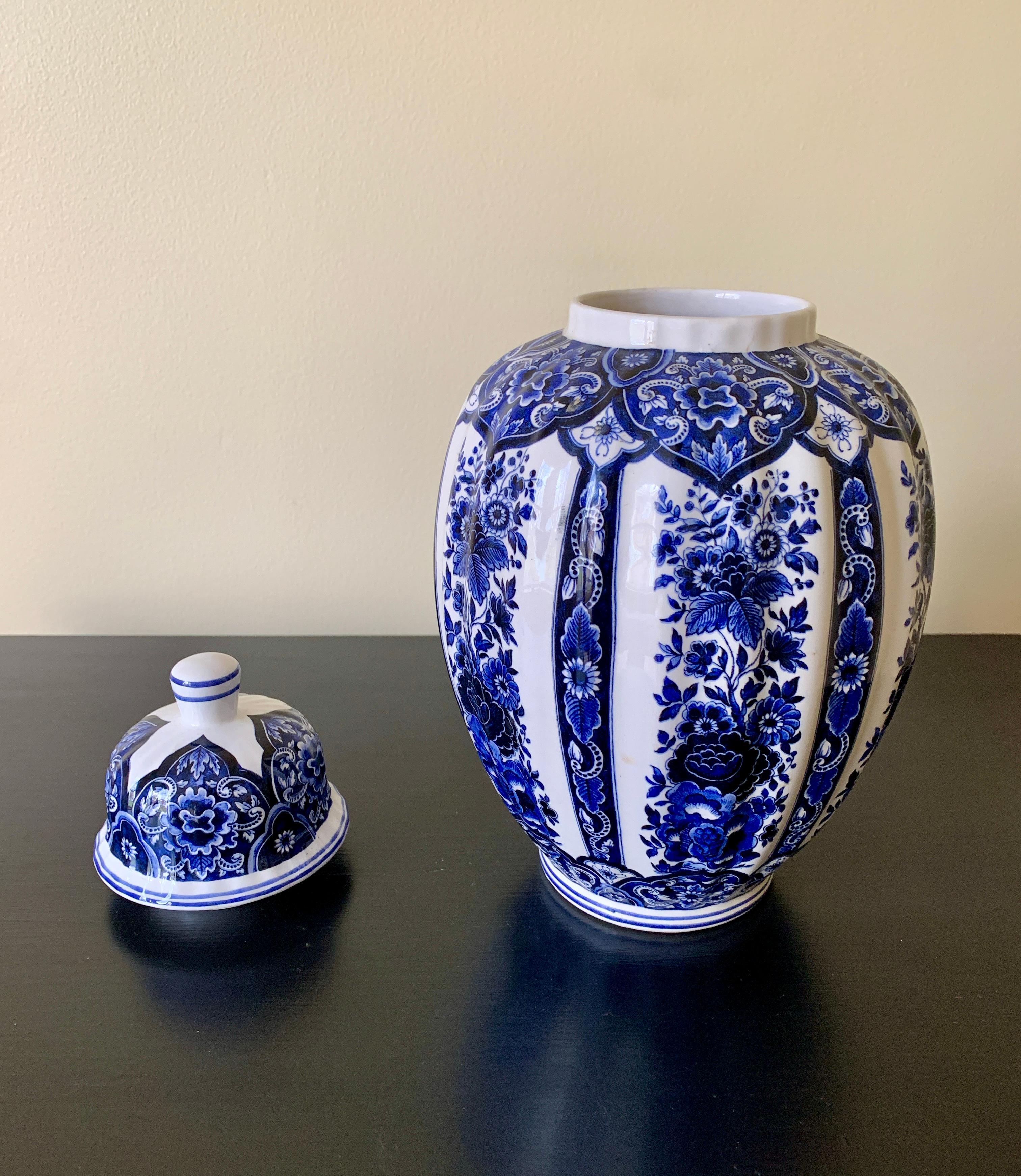 Italian Blue and White Porcelain Ginger Jar  For Sale 3