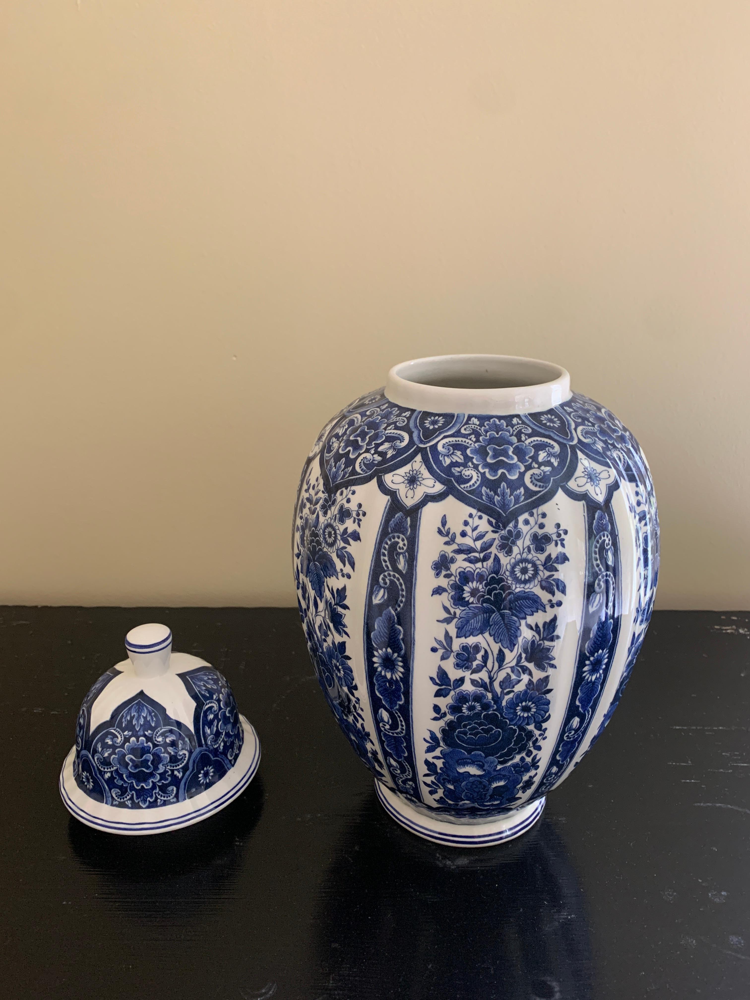Jarra de jengibre de porcelana italiana azul y blanca en venta 1