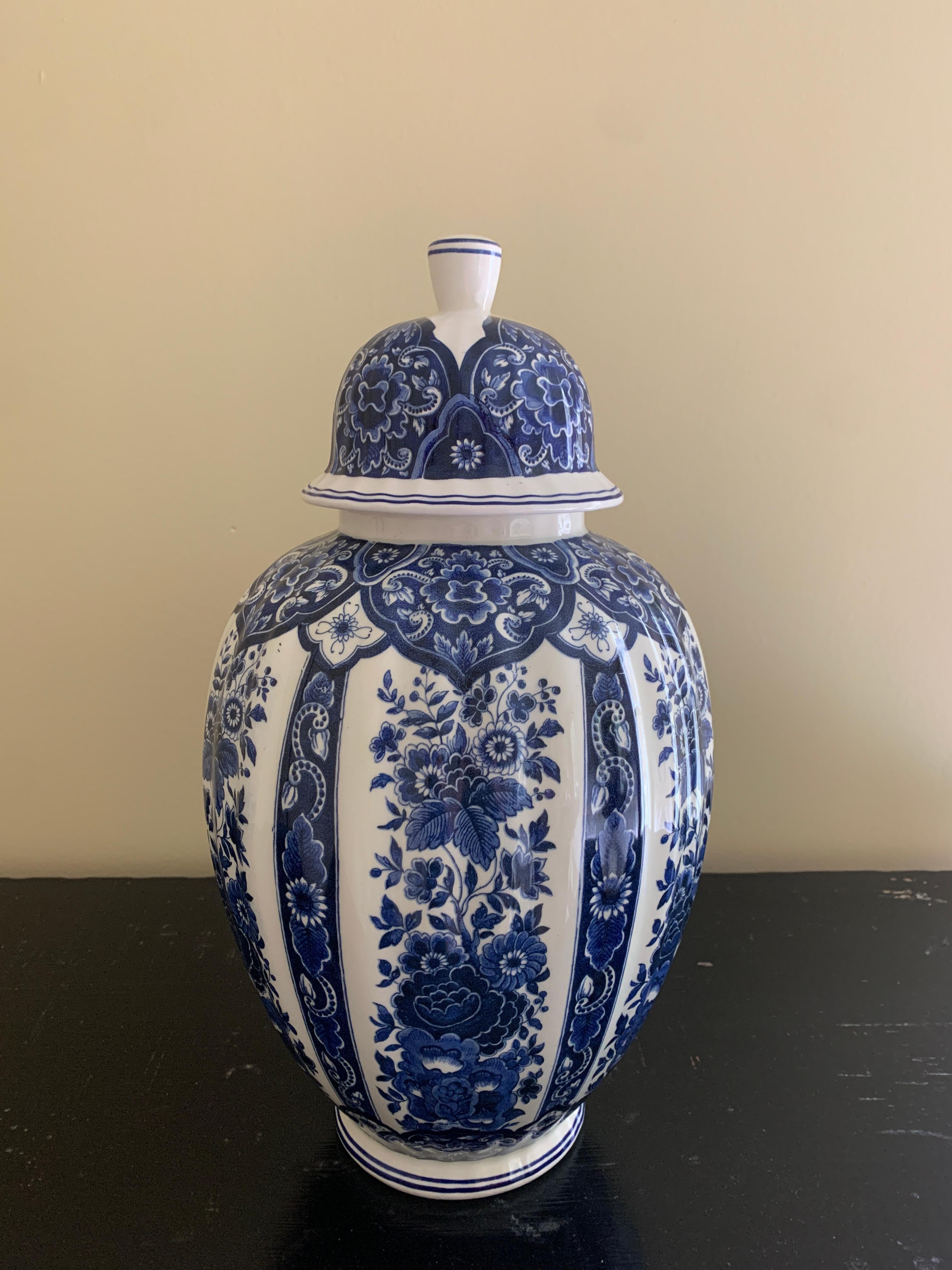 Jarra de jengibre de porcelana italiana azul y blanca en venta 2